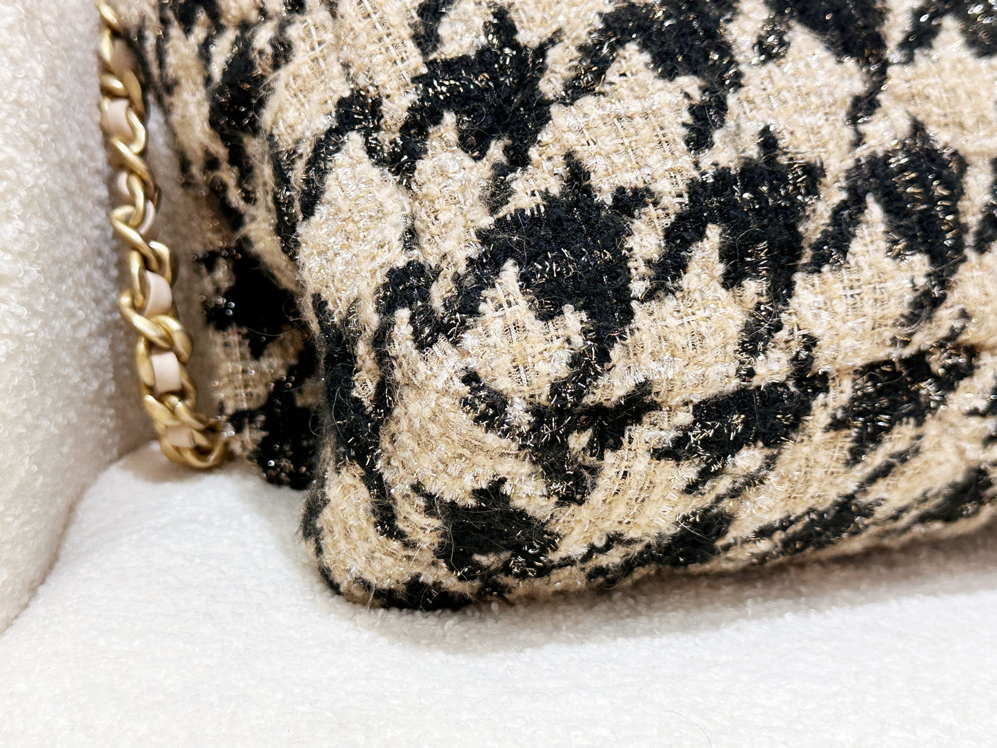 CHANEL 19 Maxi Flap Bag in 19K Beige Black Houndstooth Tweed 2876 holo card