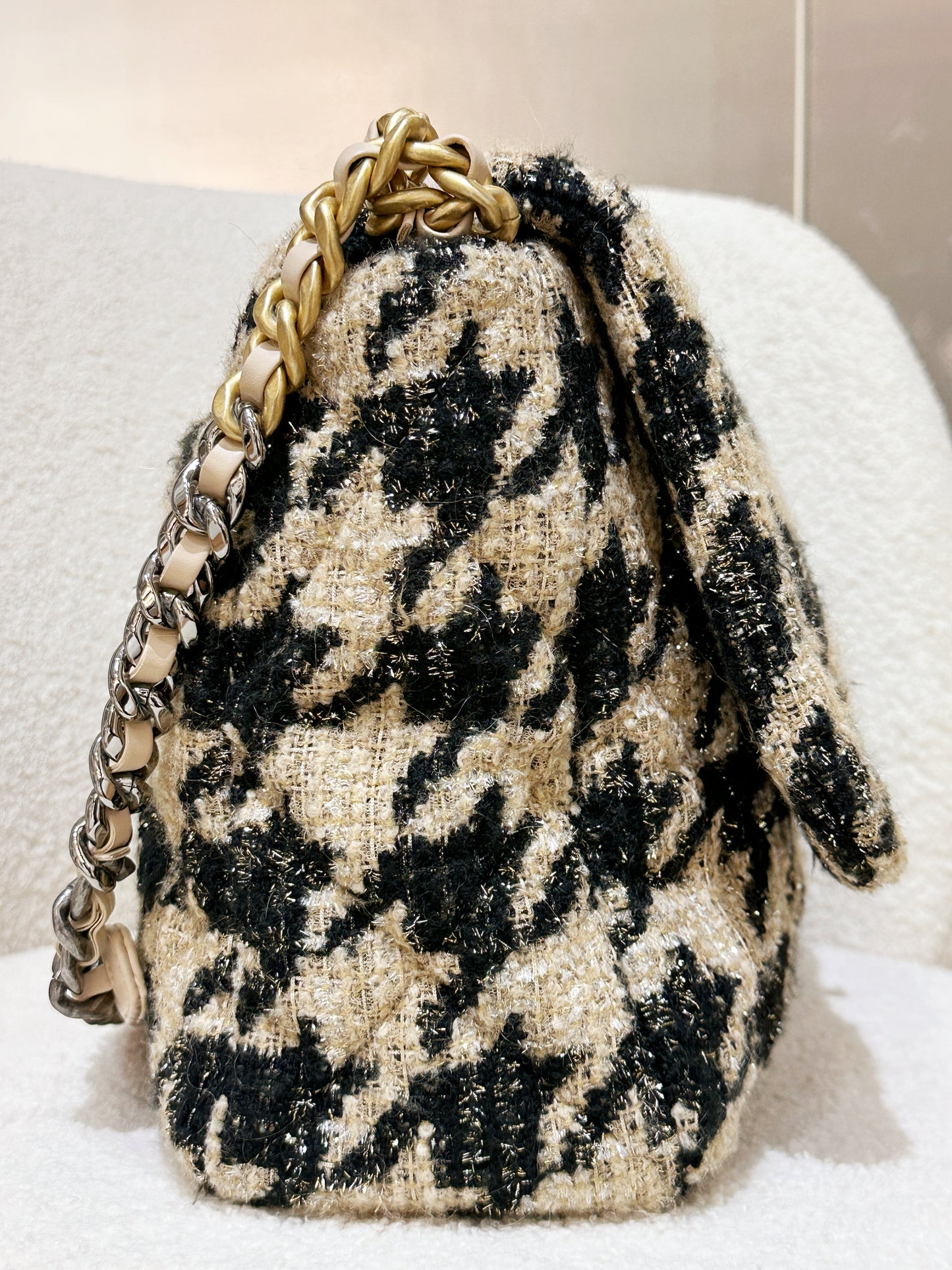 CHANEL 19 Maxi Flap Bag in 19K Beige Black Houndstooth Tweed 2876 holo card