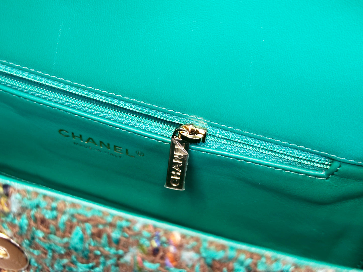 Chanel 23A Women CC Flap Bag Top Handle Wool Silk Green Tweed Glass Wooden Pearls K5TP microchip