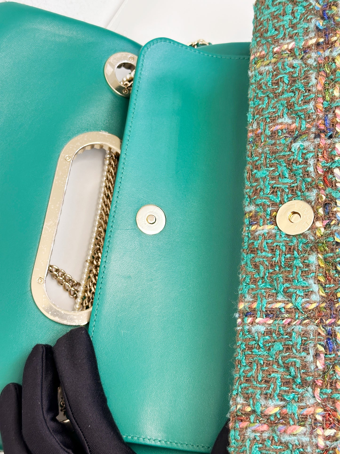 Chanel 23A Women CC Flap Bag Top Handle Wool Silk Green Tweed Glass Wooden Pearls K5TP microchip