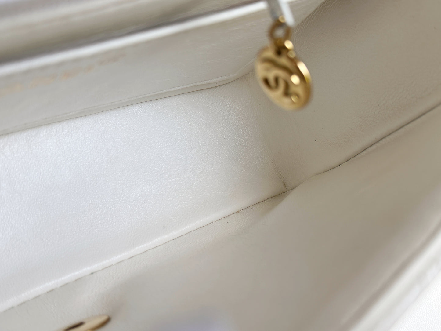 Chanel Vintage Quilted Diana Flap Bag Caviar White 33 holo card