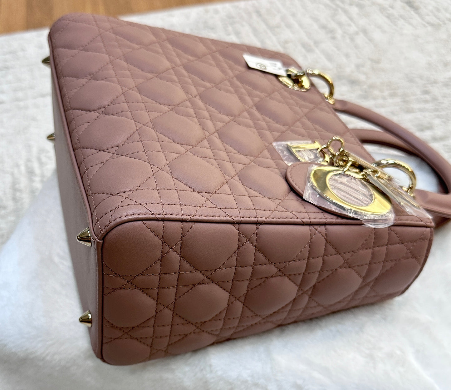 CHRISTIAN DIOR Lambskin Cannage Medium Lady Dior Fard