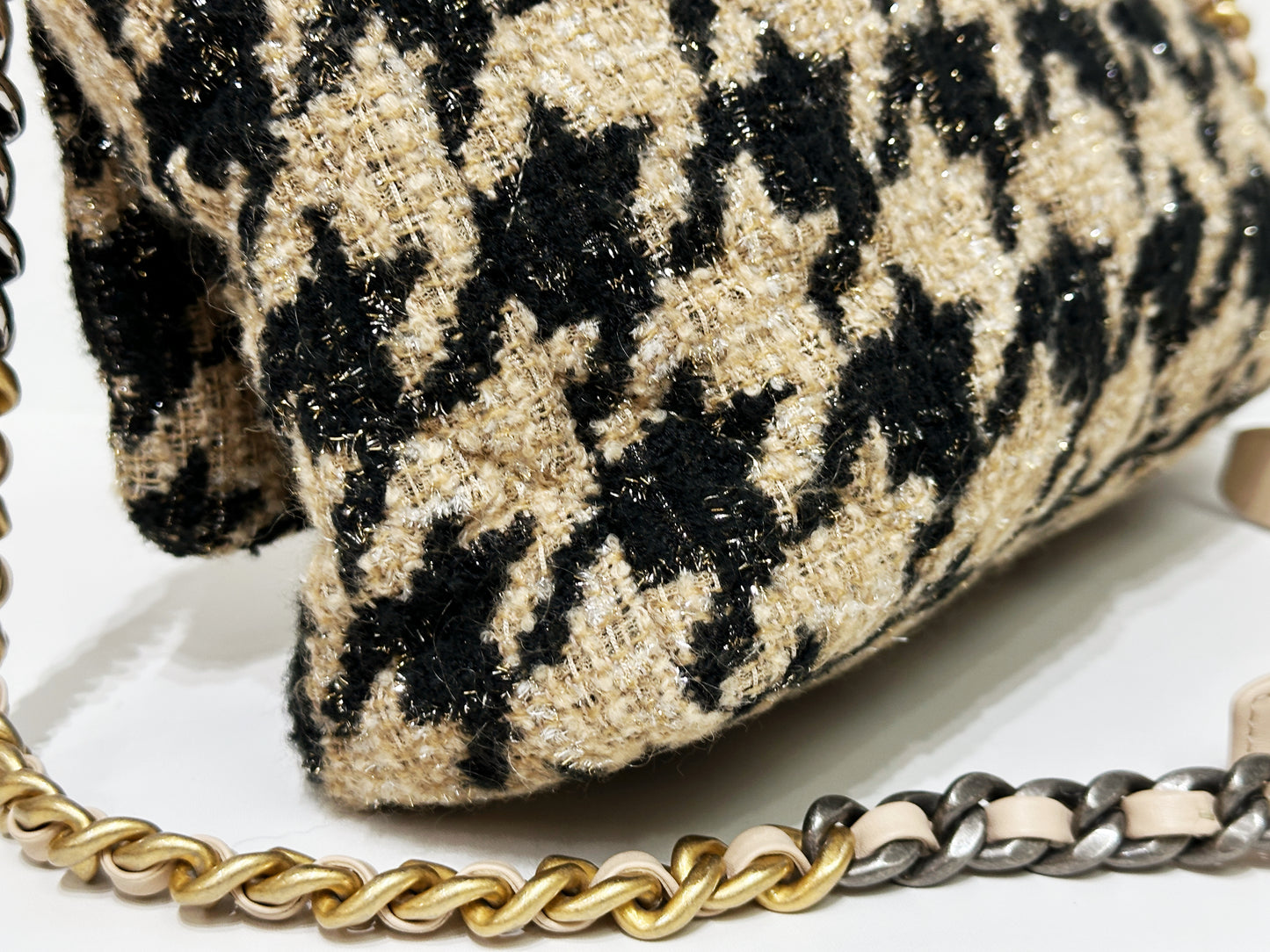 CHANEL 19 Medium Flap Bag in 19K Beige Black Houndstooth Tweed 2863 holo card