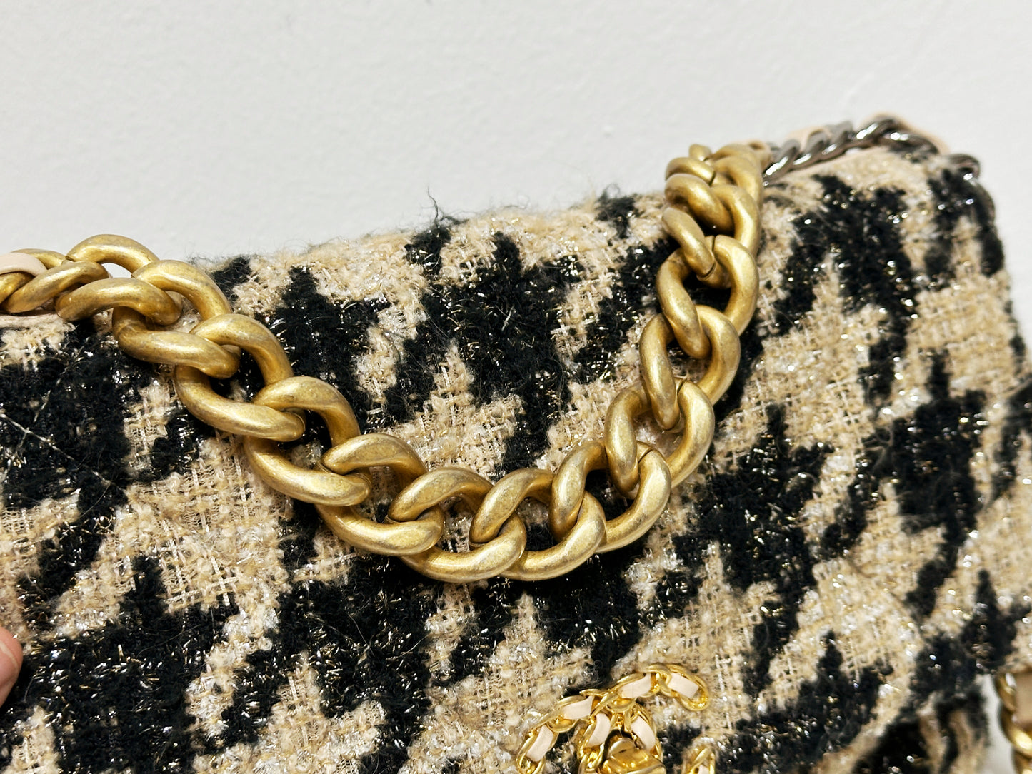 CHANEL 19 Medium Flap Bag in 19K Beige Black Houndstooth Tweed 2863 holo card