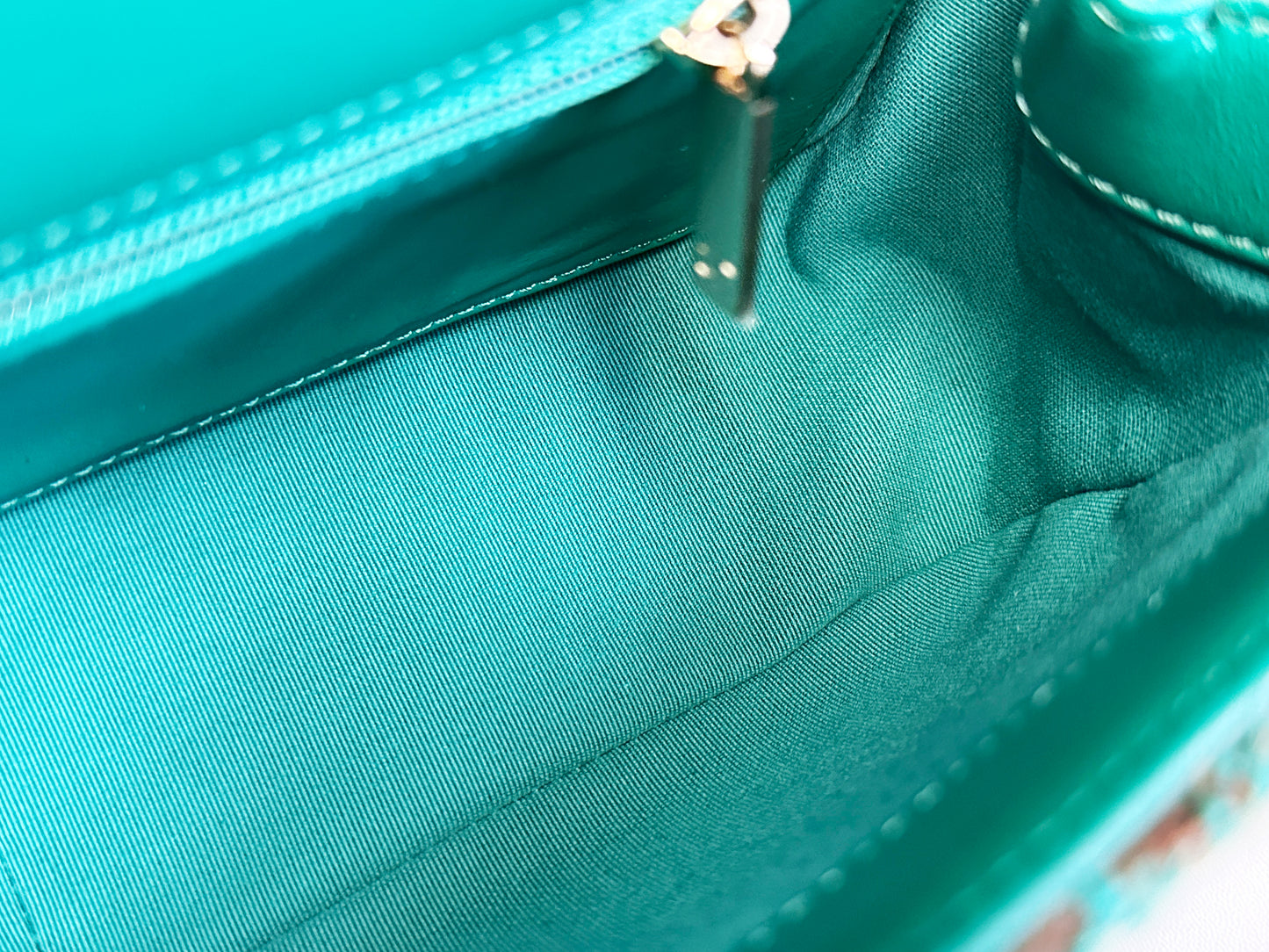 Chanel 23A Women CC Flap Bag Top Handle Wool Silk Green Tweed Glass Wooden Pearls K5TP microchip