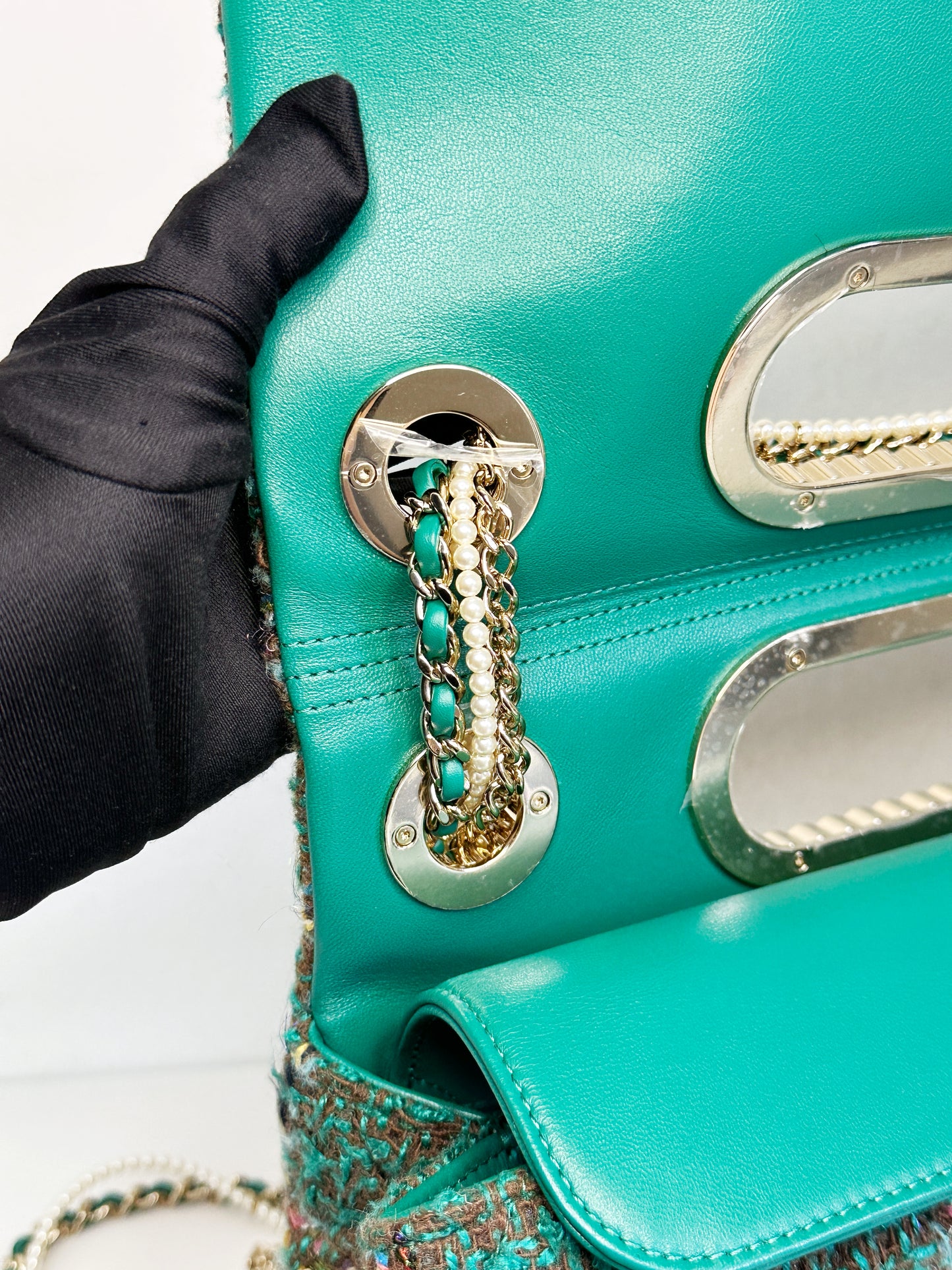 Chanel 23A Women CC Flap Bag Top Handle Wool Silk Green Tweed Glass Wooden Pearls K5TP microchip