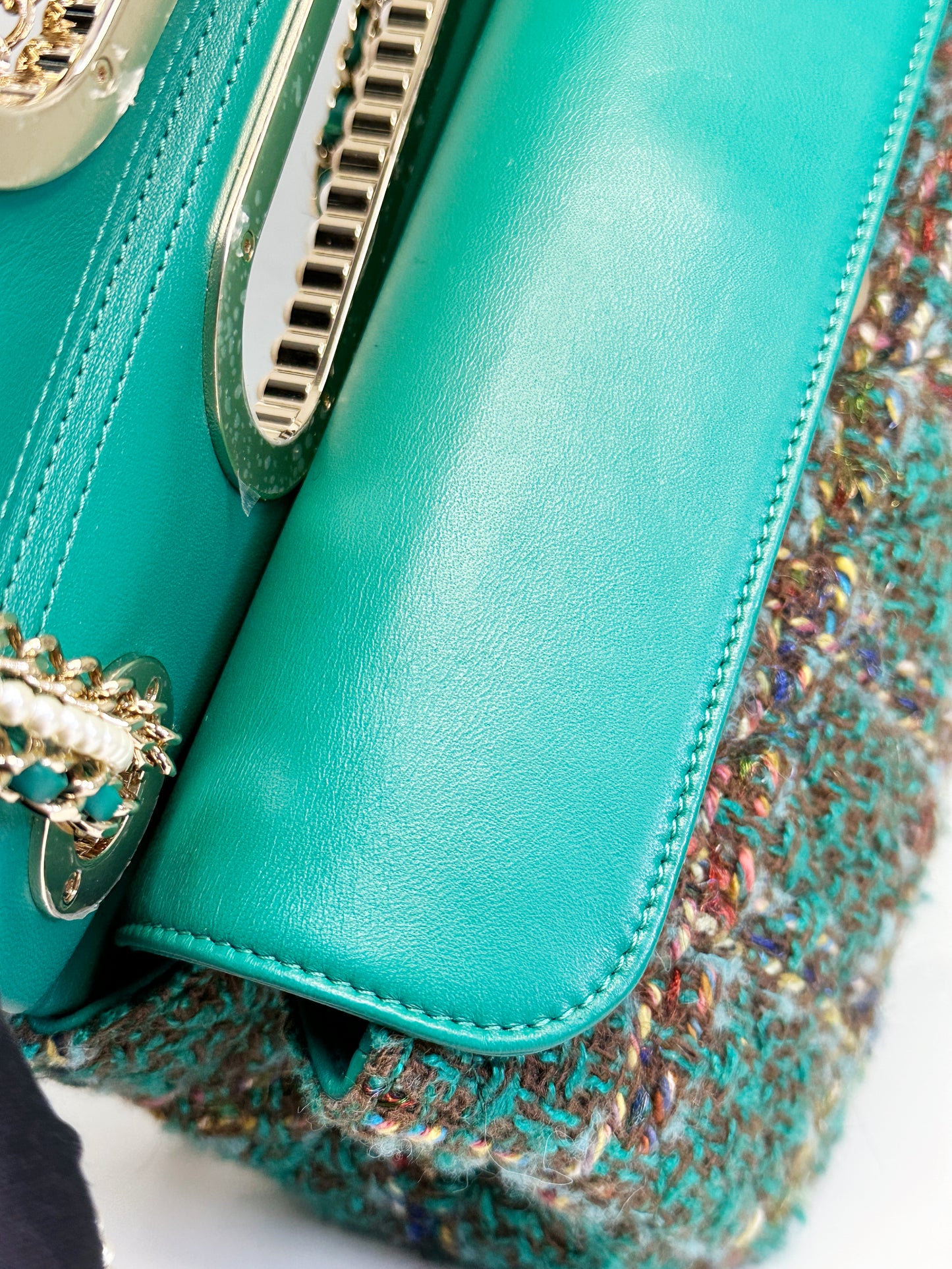 Chanel 23A Women CC Flap Bag Top Handle Wool Silk Green Tweed Glass Wooden Pearls K5TP microchip