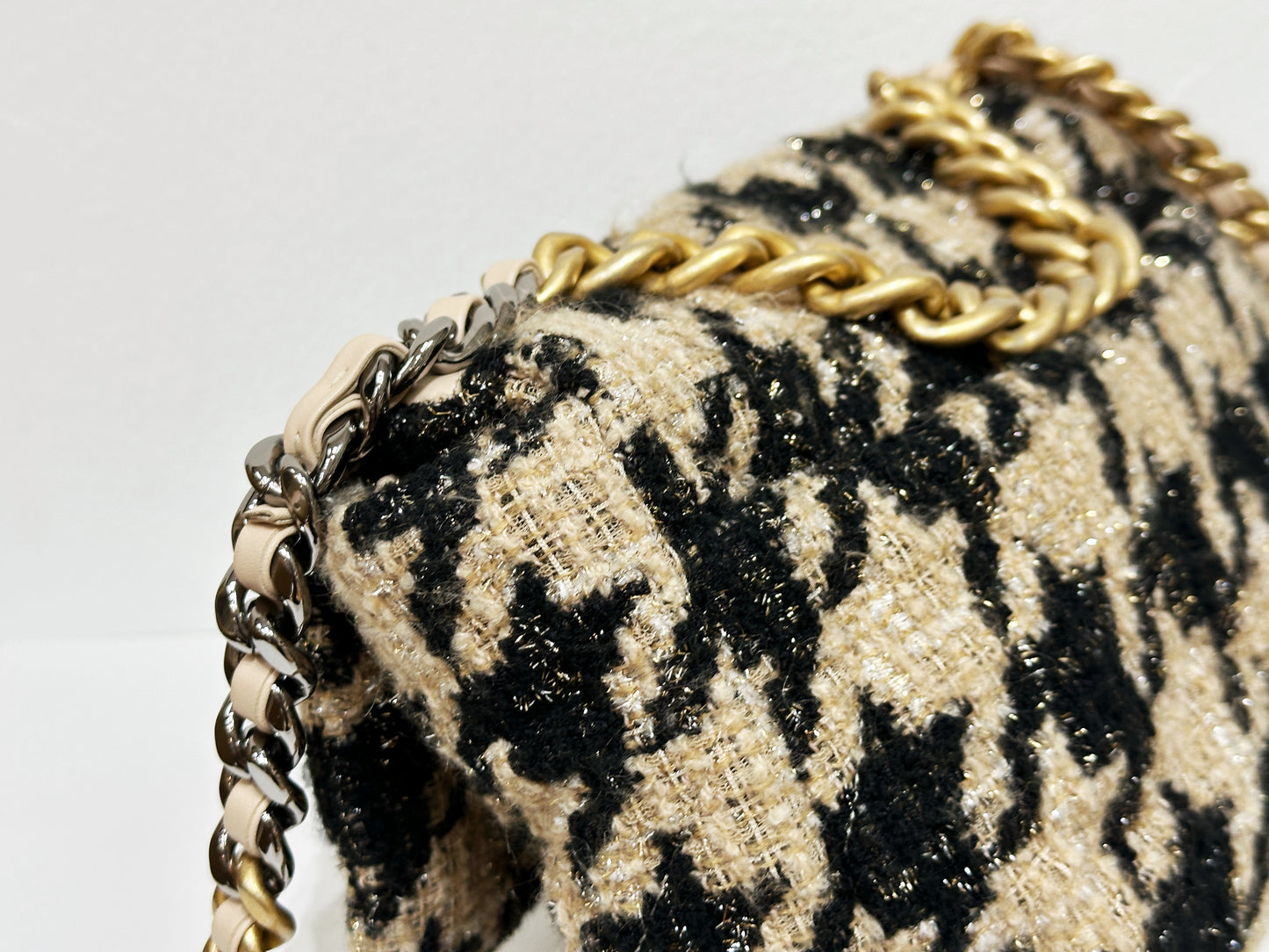 CHANEL 19 Medium Flap Bag in 19K Beige Black Houndstooth Tweed 2863 holo card