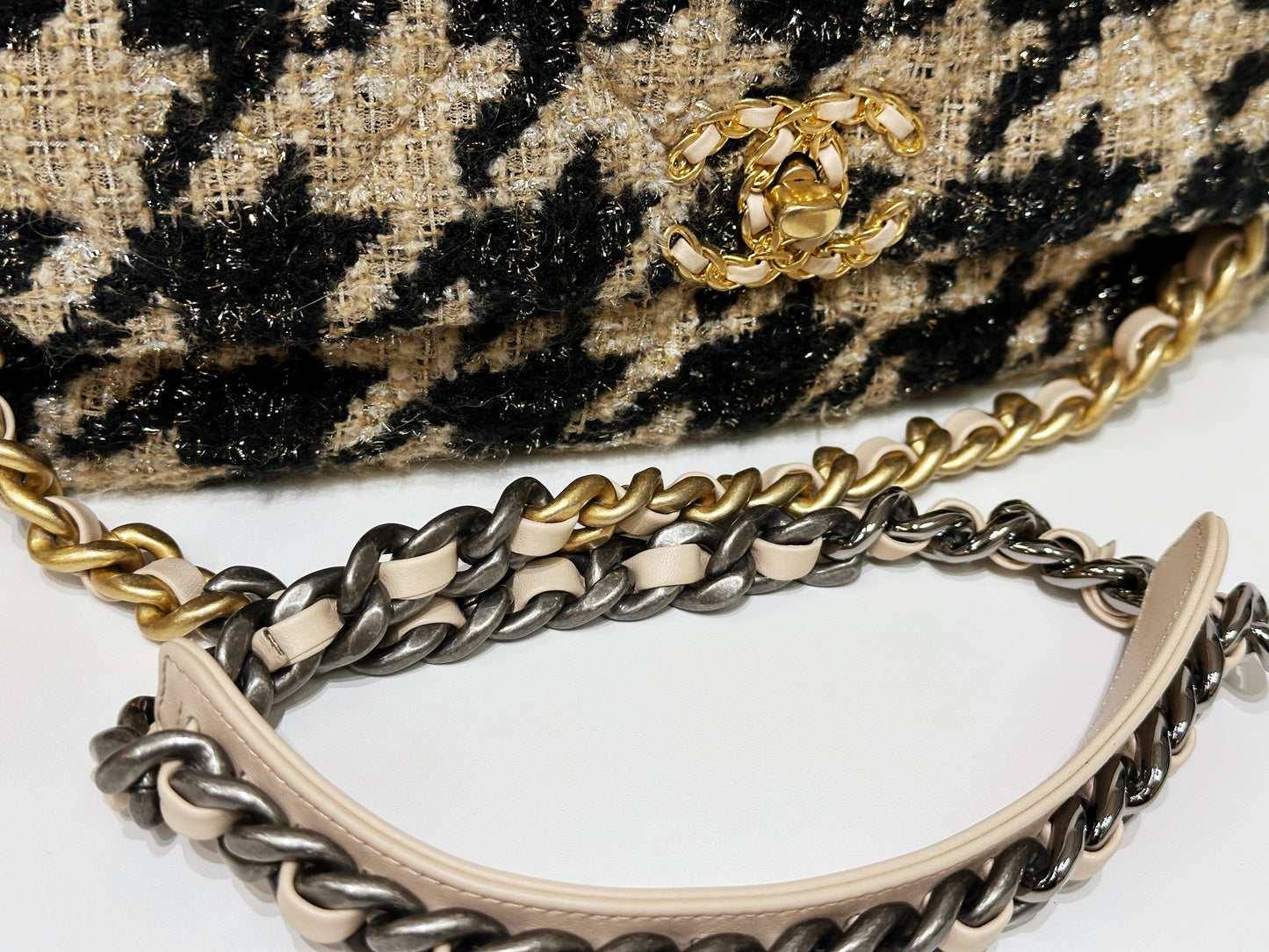 CHANEL 19 Medium Flap Bag in 19K Beige Black Houndstooth Tweed 2863 holo card