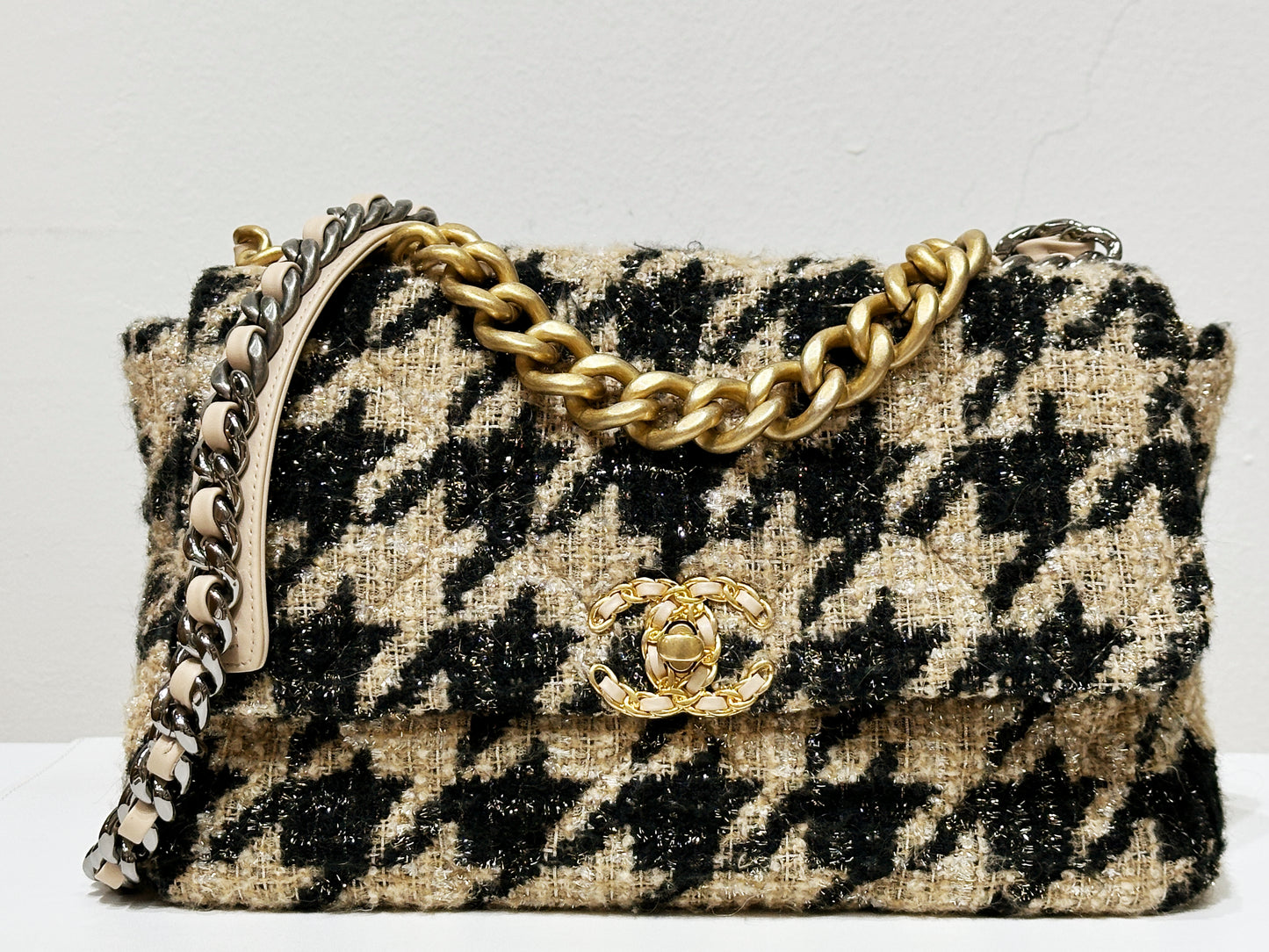 CHANEL 19 Medium Flap Bag in 19K Beige Black Houndstooth Tweed 2863 holo card