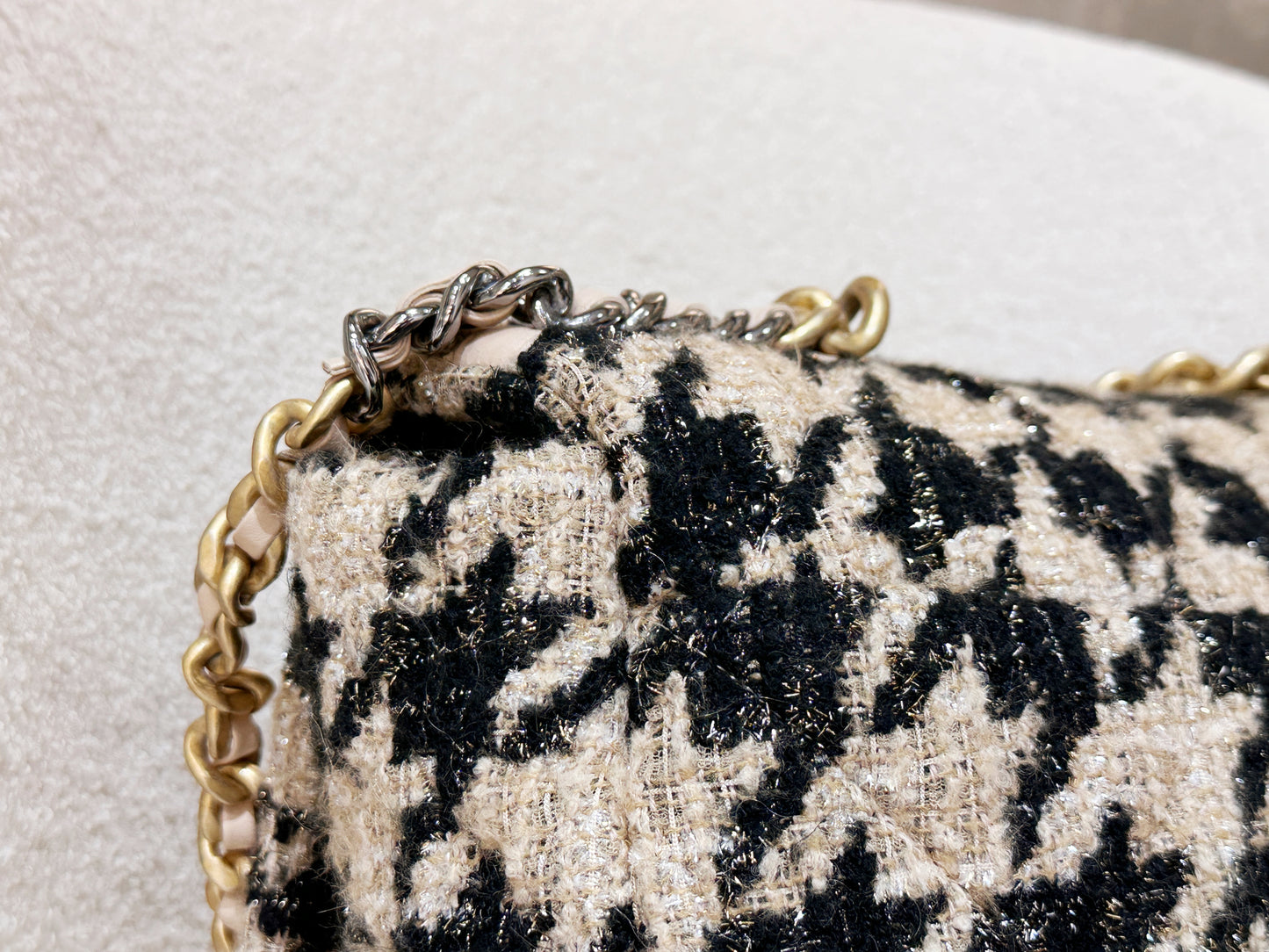 CHANEL 19 Maxi Flap Bag in 19K Beige Black Houndstooth Tweed 2876 holo card