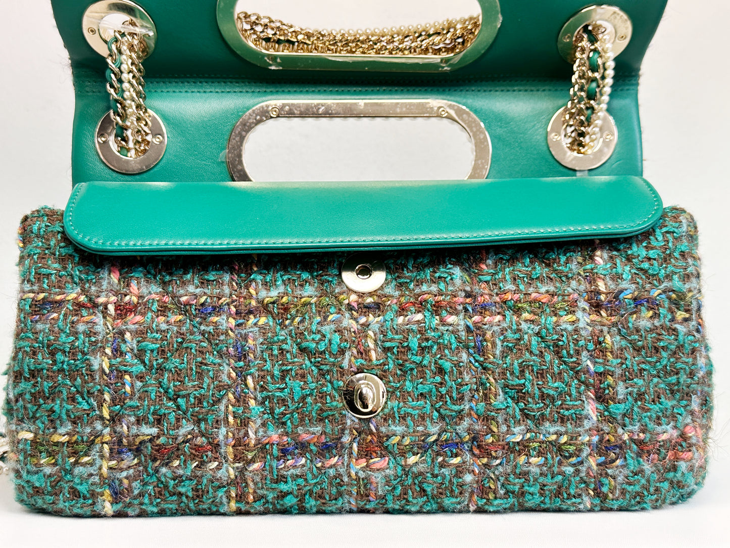 Chanel 23A Women CC Flap Bag Top Handle Wool Silk Green Tweed Glass Wooden Pearls K5TP microchip