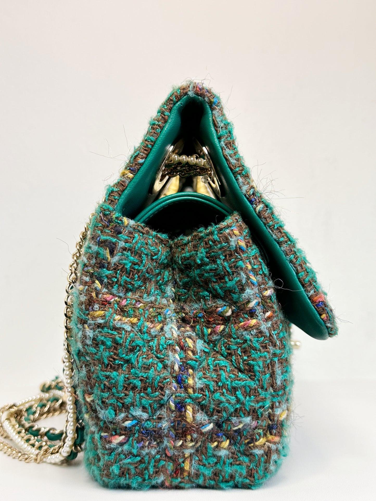 Chanel 23A Women CC Flap Bag Top Handle Wool Silk Green Tweed Glass Wooden Pearls K5TP microchip