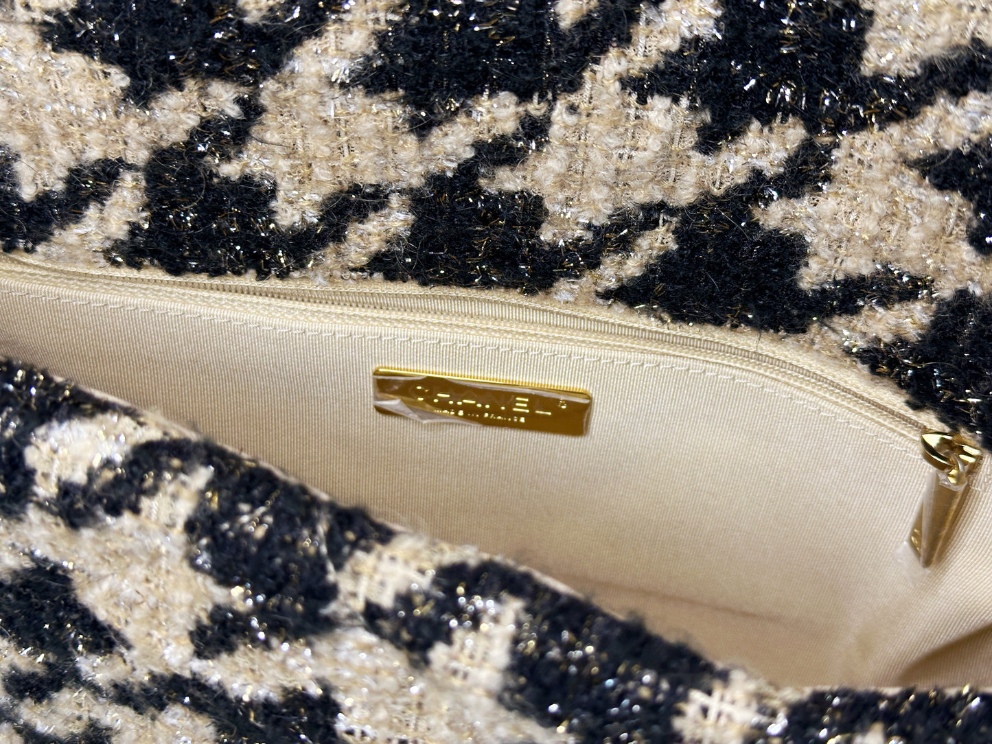 CHANEL 19 Medium Flap Bag in 19K Beige Black Houndstooth Tweed 2863 holo card
