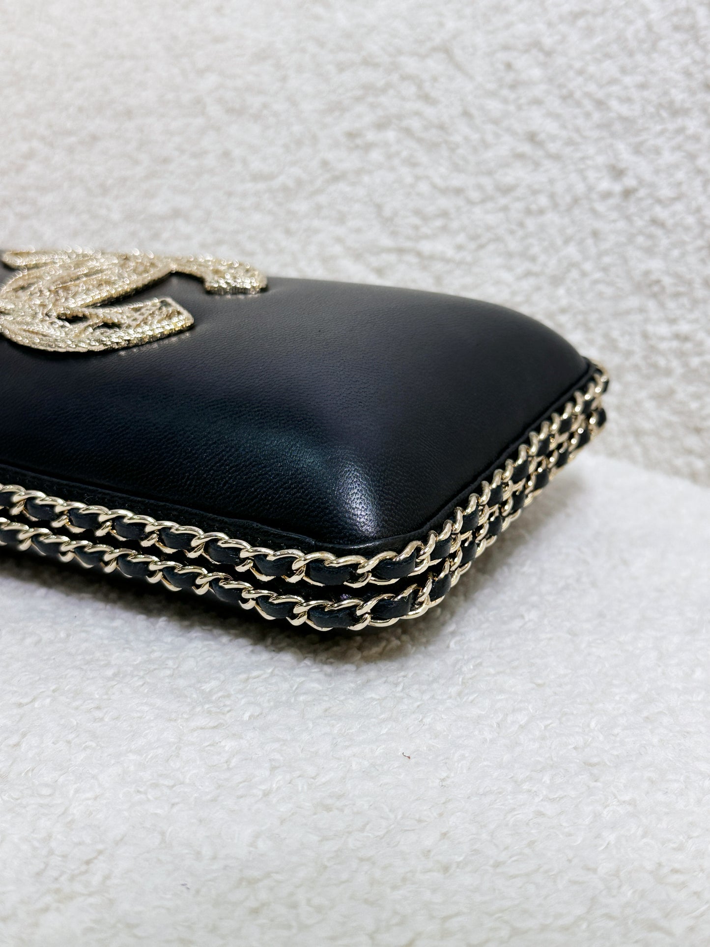 Chanel Black Lambskin Leather Kisslock CC evening Chain Clutch Crossbody 1832 holo