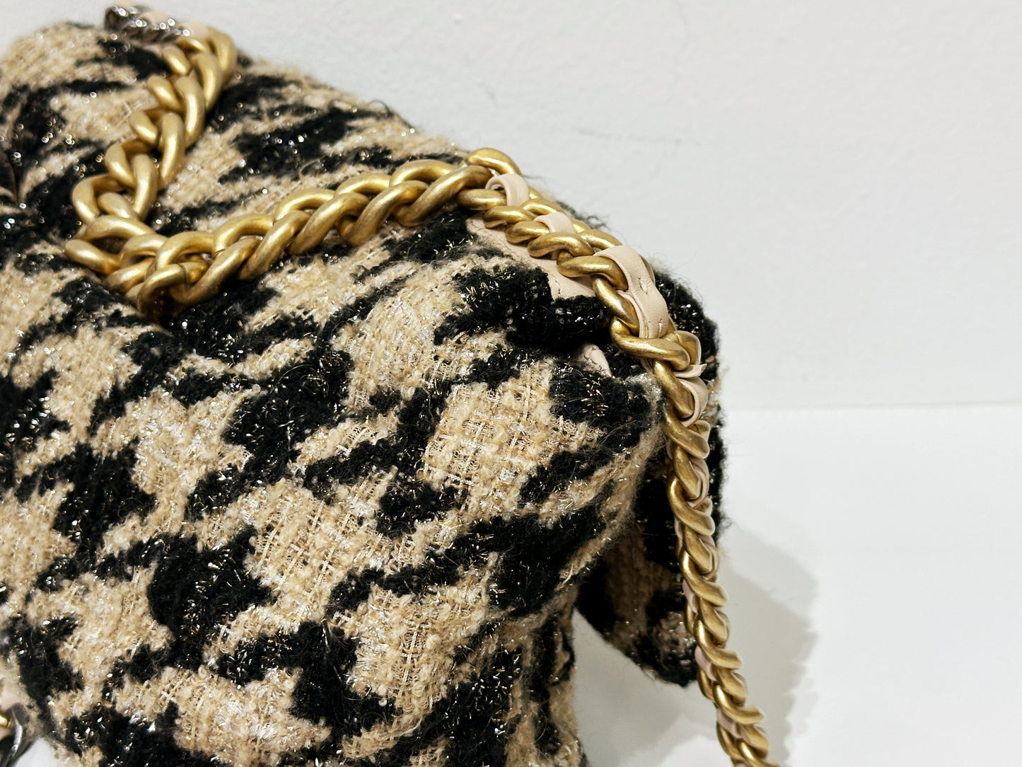 CHANEL 19 Medium Flap Bag in 19K Beige Black Houndstooth Tweed 2863 holo card