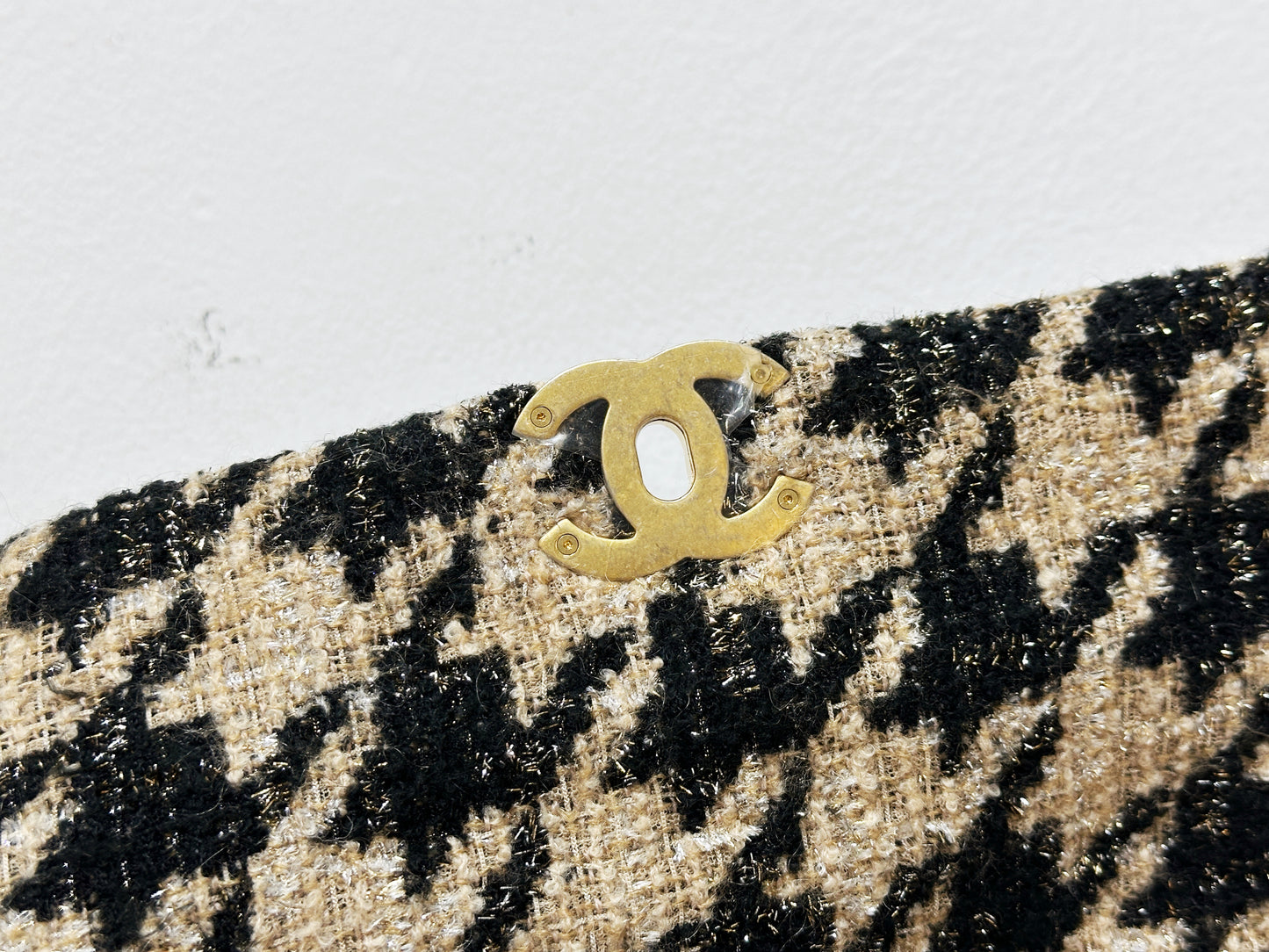CHANEL 19 Medium Flap Bag in 19K Beige Black Houndstooth Tweed 2863 holo card