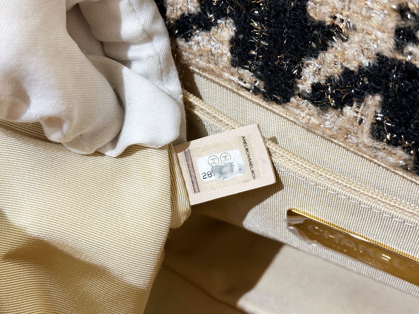 CHANEL 19 Maxi Flap Bag in 19K Beige Black Houndstooth Tweed 2876 holo card
