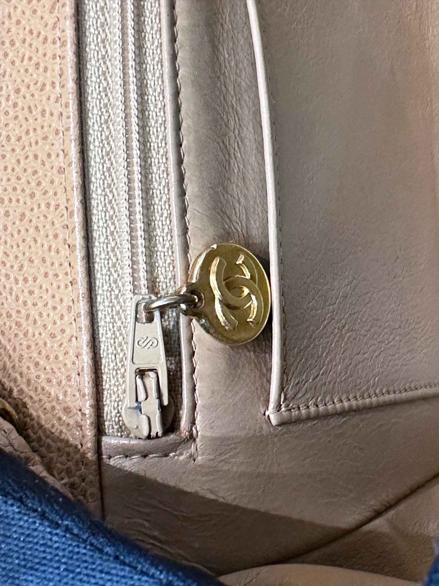 Chanel Vintage Medium Diana Flap Bag Beige Caviar Gold Hardware 29 holo