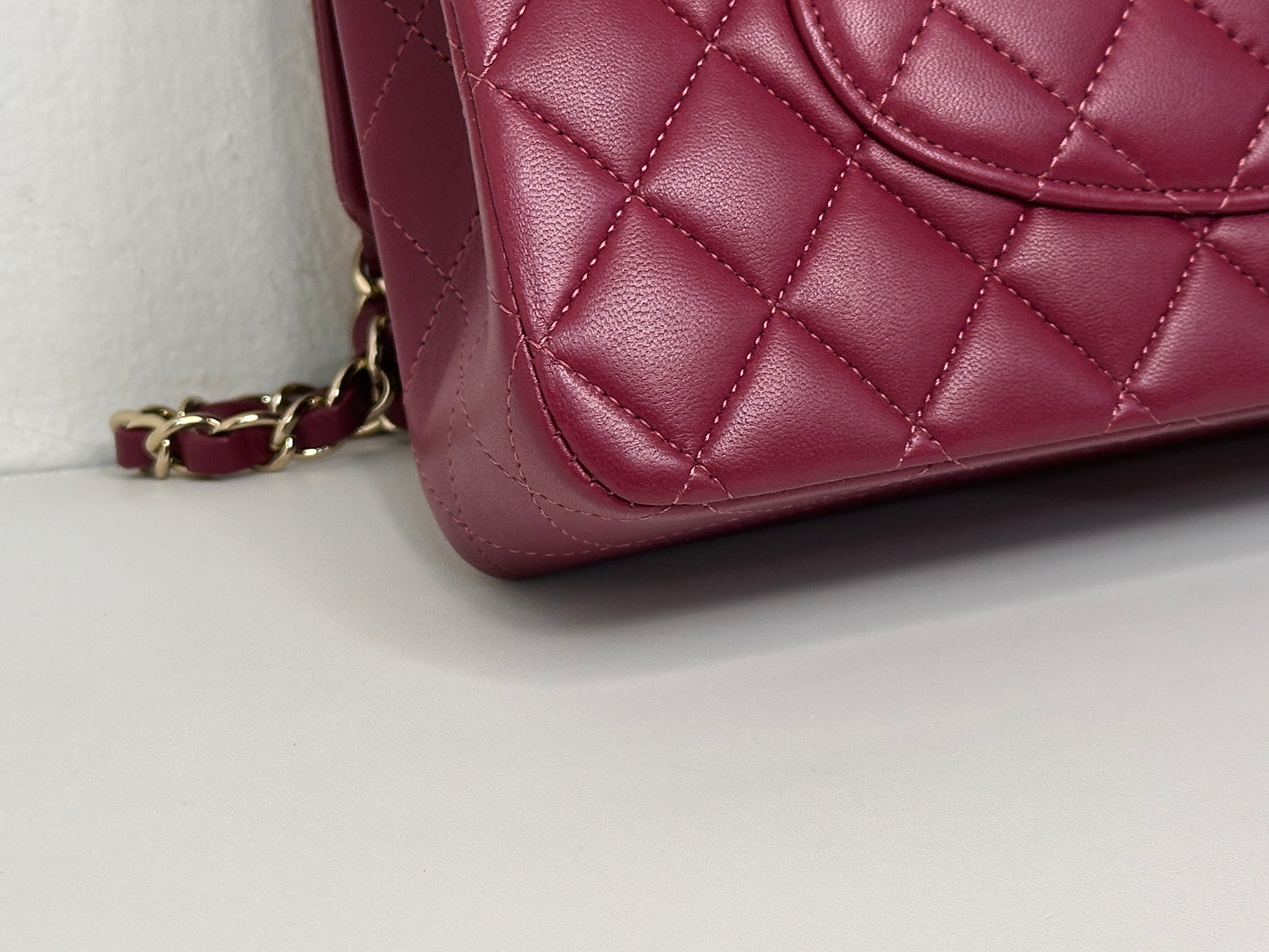 CHANEL MEDIUM 21A CLASSIC DOUBLE FLAP BAG LAMBSKIN DARK RED LGHW ULLK microchip