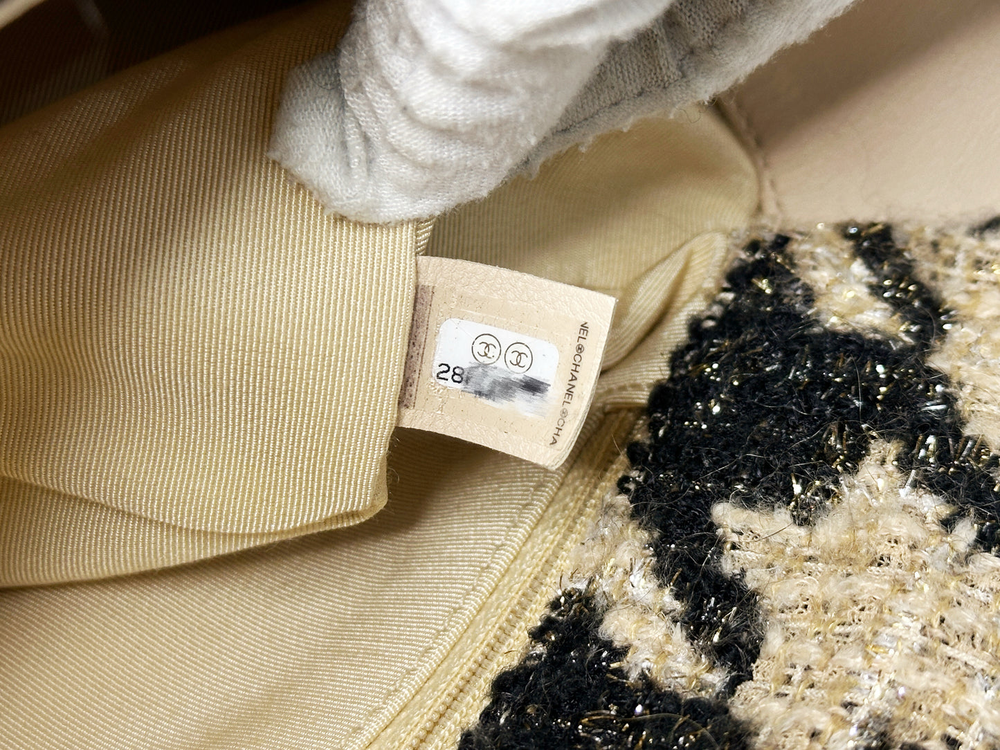 CHANEL 19 Medium Flap Bag in 19K Beige Black Houndstooth Tweed 2863 holo card