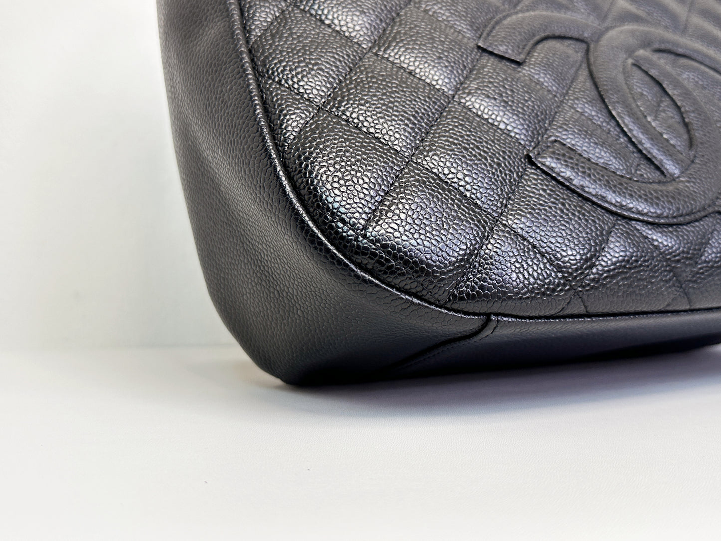 Chanel Black Quilted Caviar CC Logo Chain Shoulder Bag GHW 84 holo card