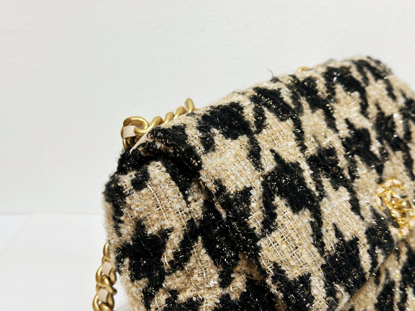 CHANEL 19 Medium Flap Bag in 19K Beige Black Houndstooth Tweed 2863 holo card
