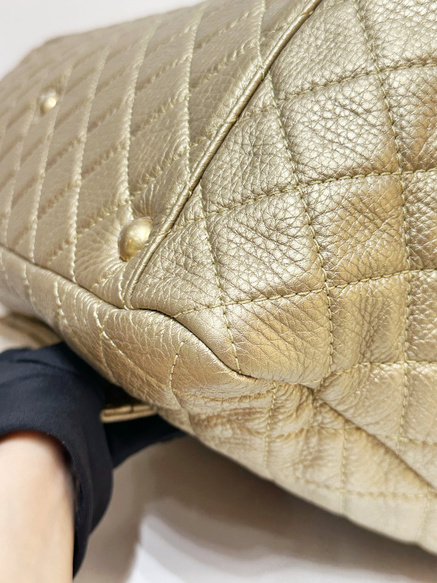 Chanel 2018 Calfskin Quilted XXL Travel Flap shoulder bag Metallic Gold GHW 2510 holo card