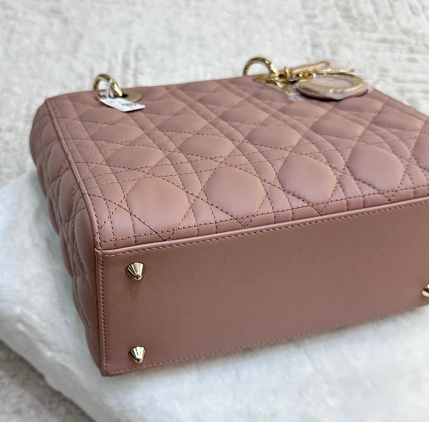 CHRISTIAN DIOR Lambskin Cannage Medium Lady Dior Fard