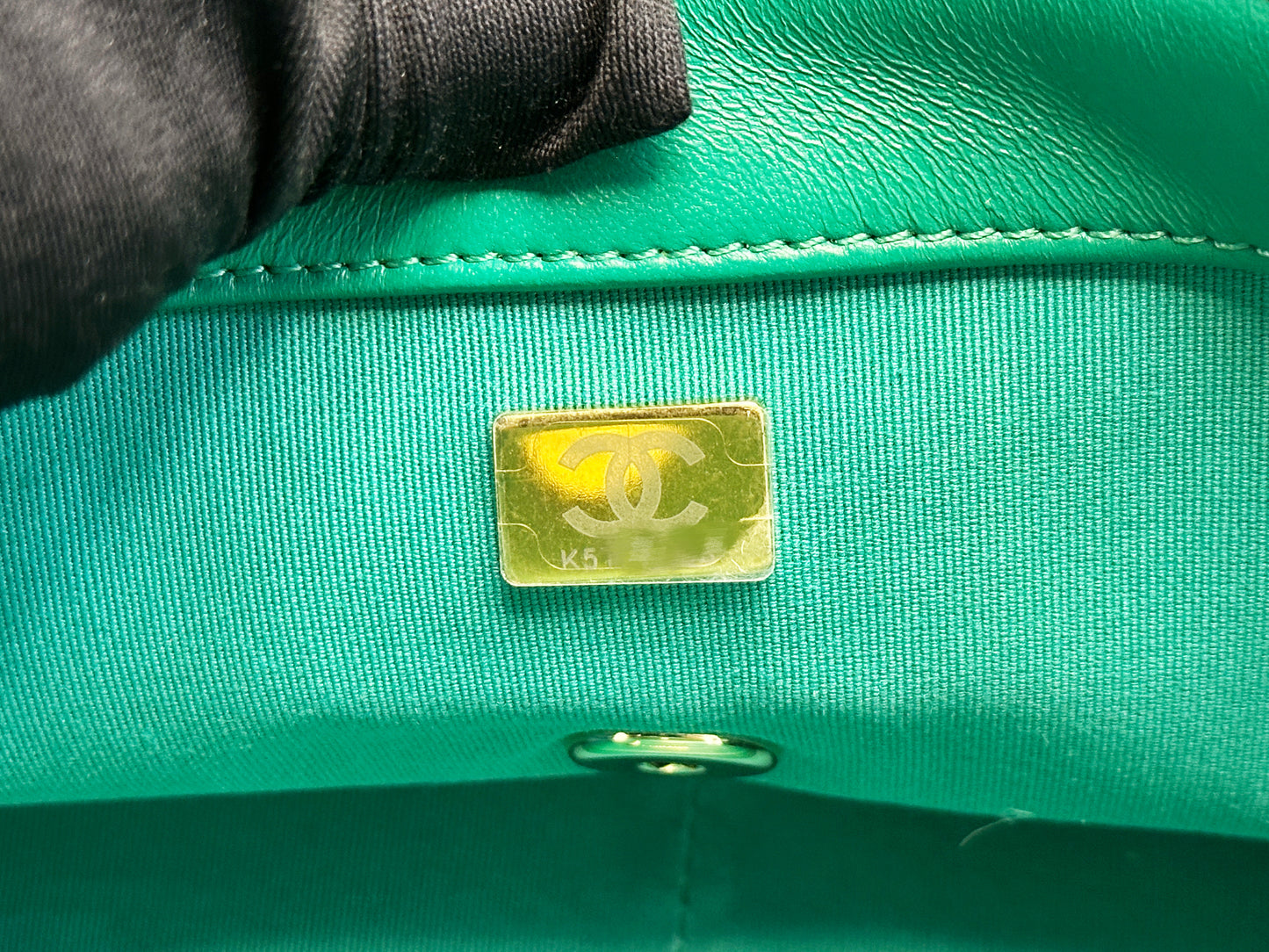 Chanel 23A Women CC Flap Bag Top Handle Wool Silk Green Tweed Glass Wooden Pearls K5TP microchip