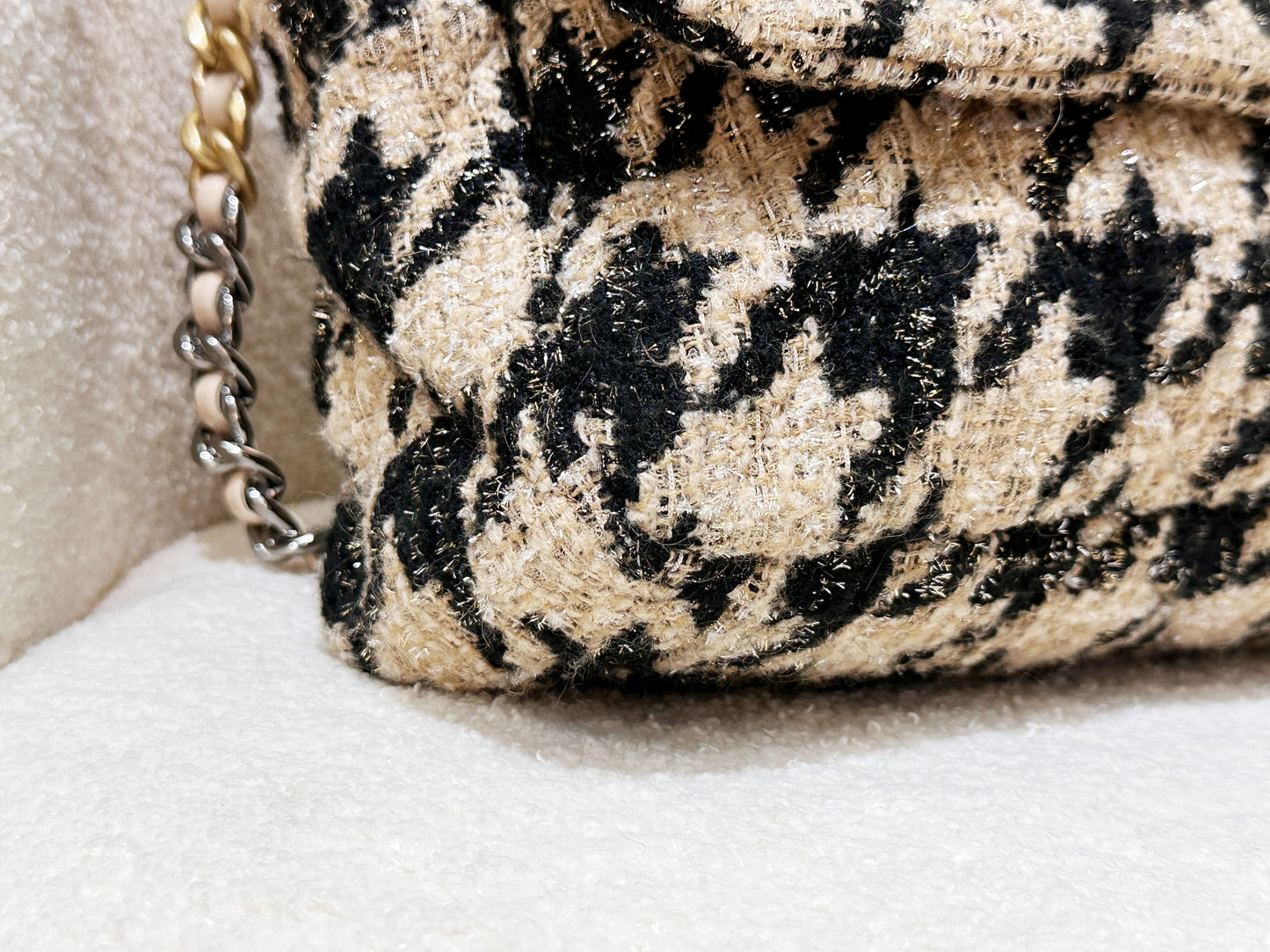 CHANEL 19 Maxi Flap Bag in 19K Beige Black Houndstooth Tweed 2876 holo card