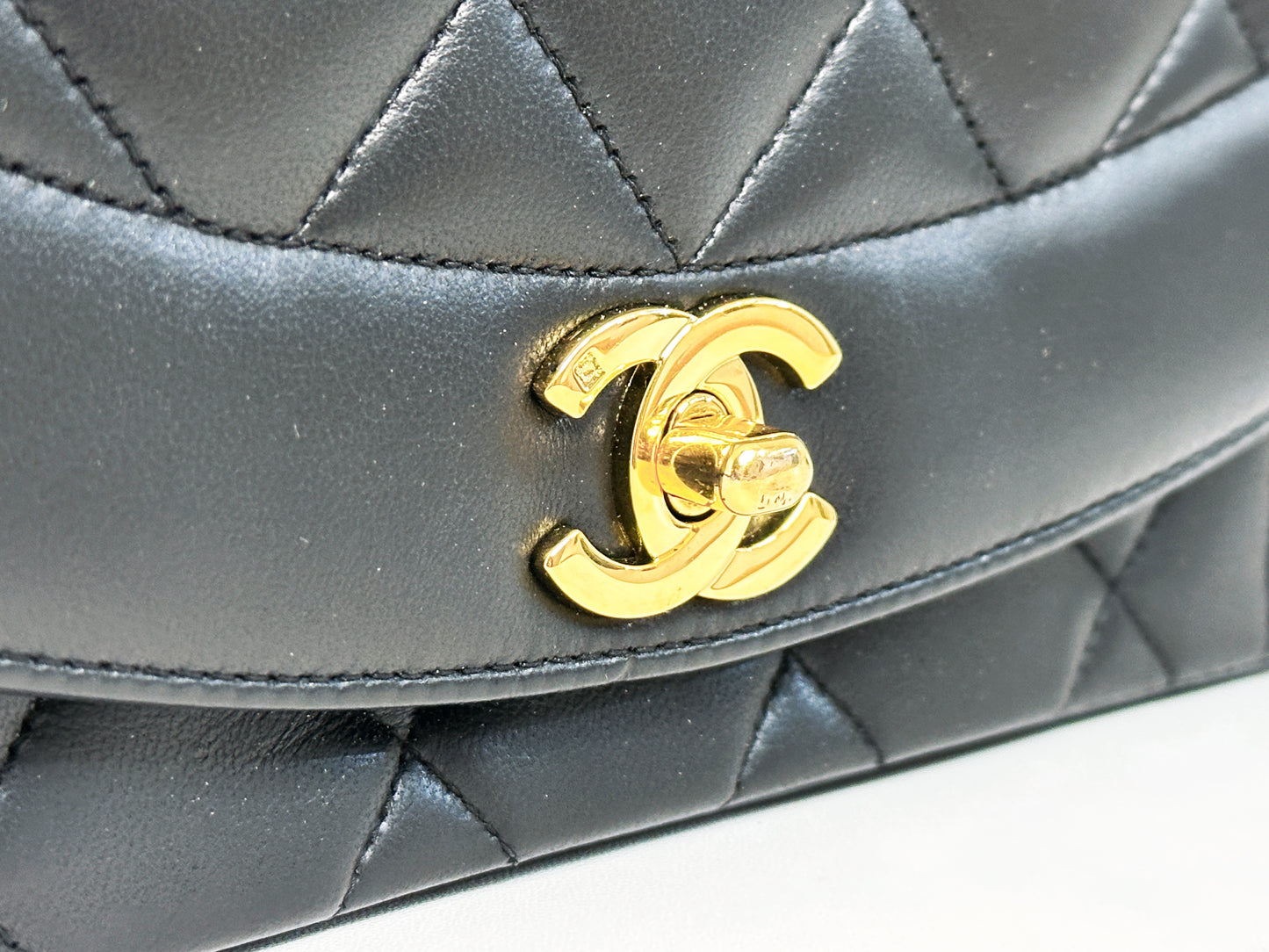 Chanel Vintage Quilted Diana Flap Bag Black Lambskin 3266 holo