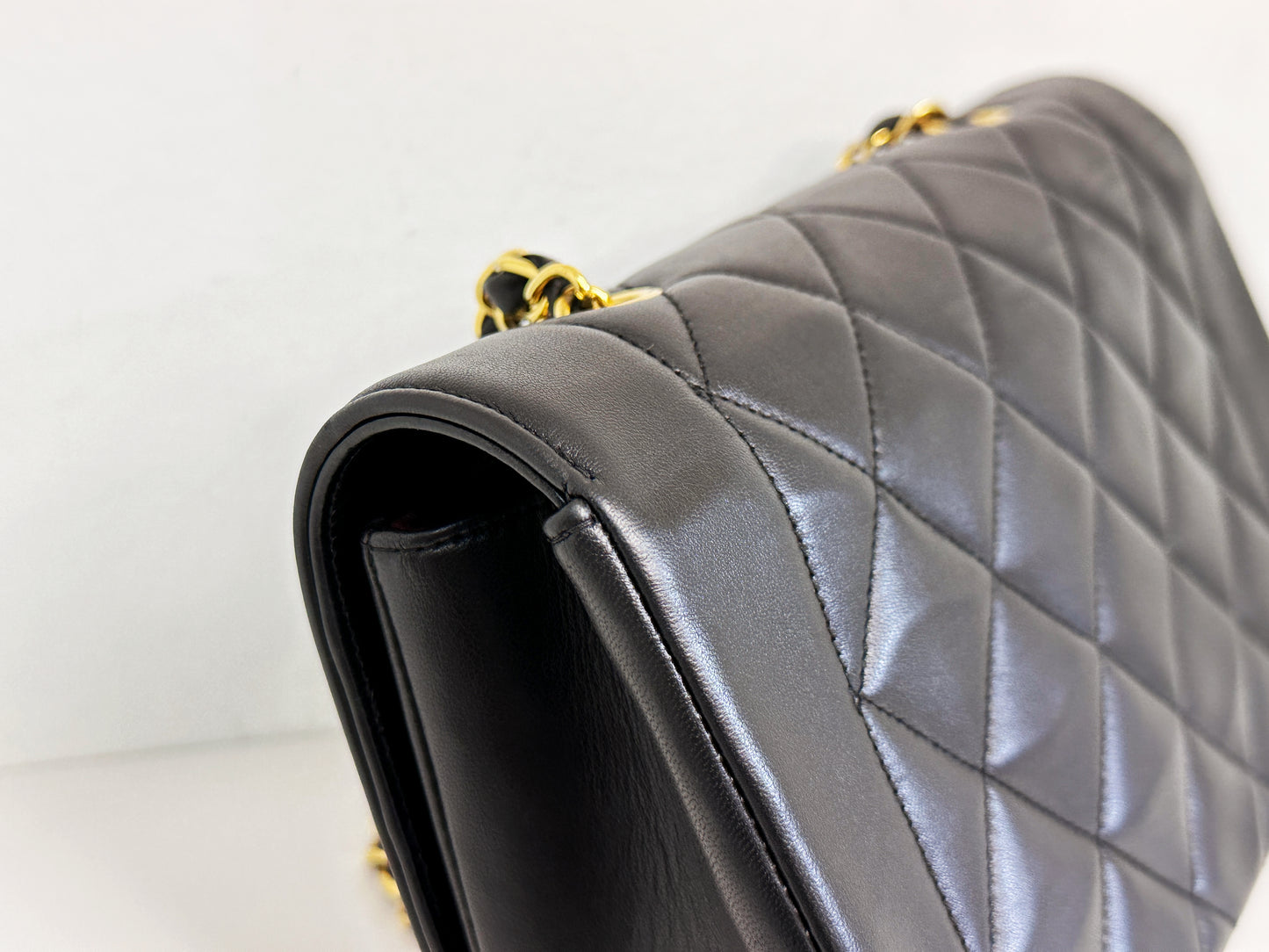 Chanel Vintage Quilted Diana Flap Bag Black Lambskin 309 holo
