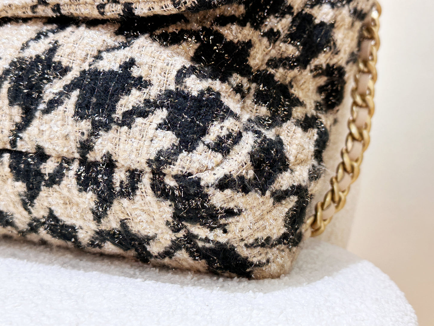 CHANEL 19 Maxi Flap Bag in 19K Beige Black Houndstooth Tweed 2876 holo card