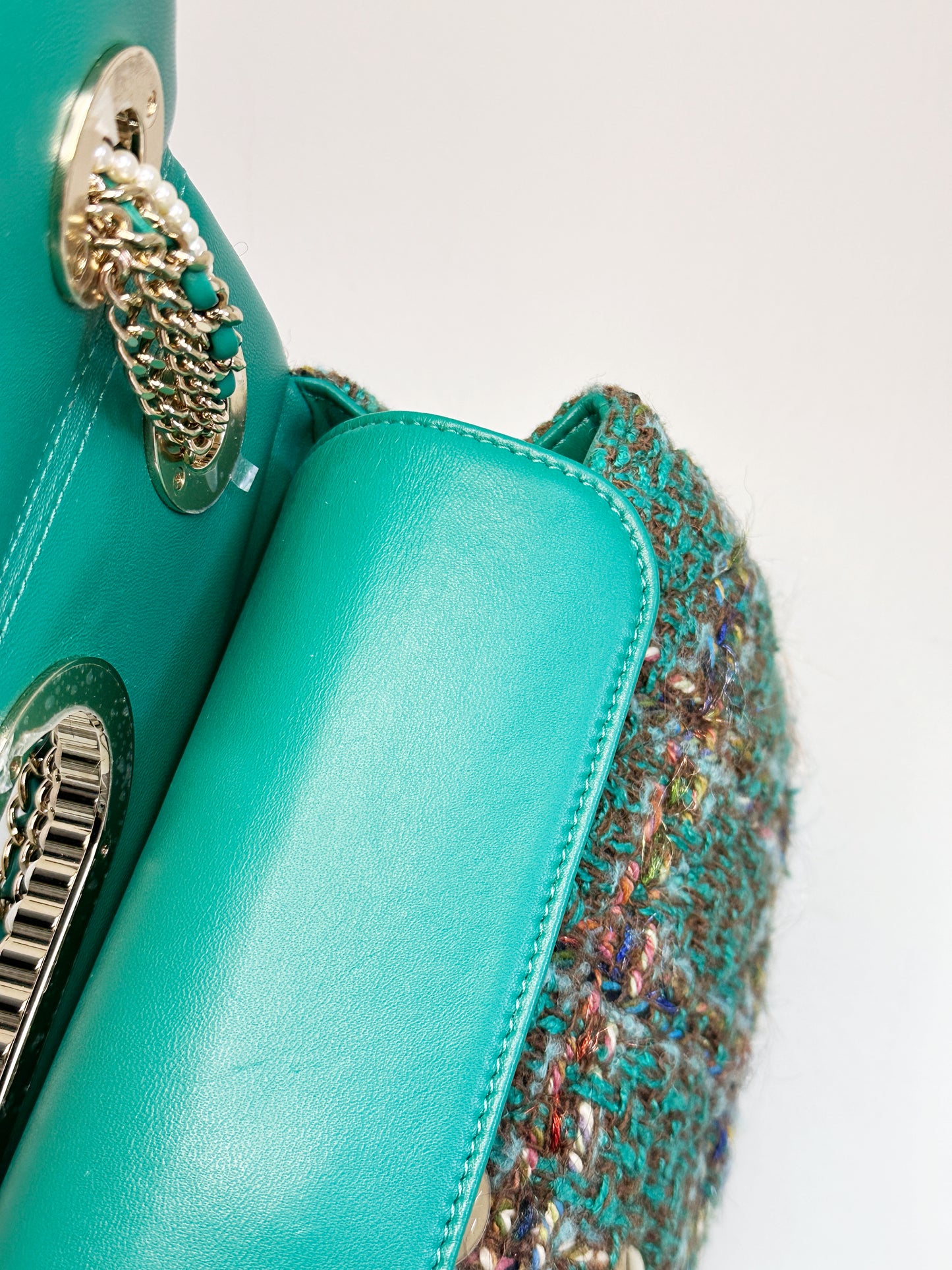 Chanel 23A Women CC Flap Bag Top Handle Wool Silk Green Tweed Glass Wooden Pearls K5TP microchip