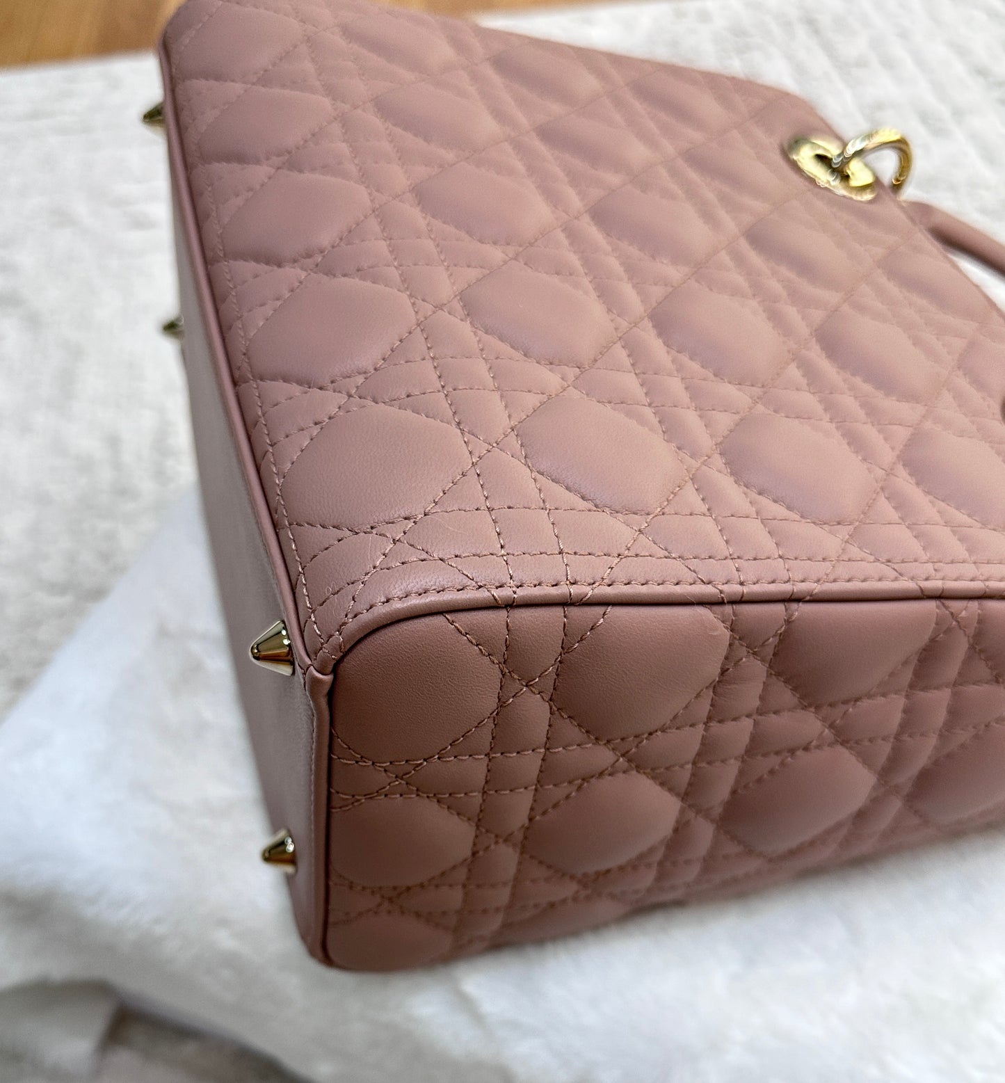 CHRISTIAN DIOR Lambskin Cannage Medium Lady Dior Fard