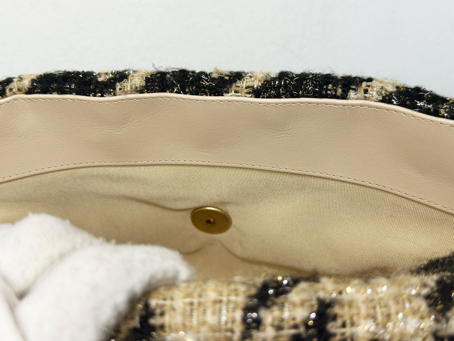 CHANEL 19 Medium Flap Bag in 19K Beige Black Houndstooth Tweed 2863 holo card