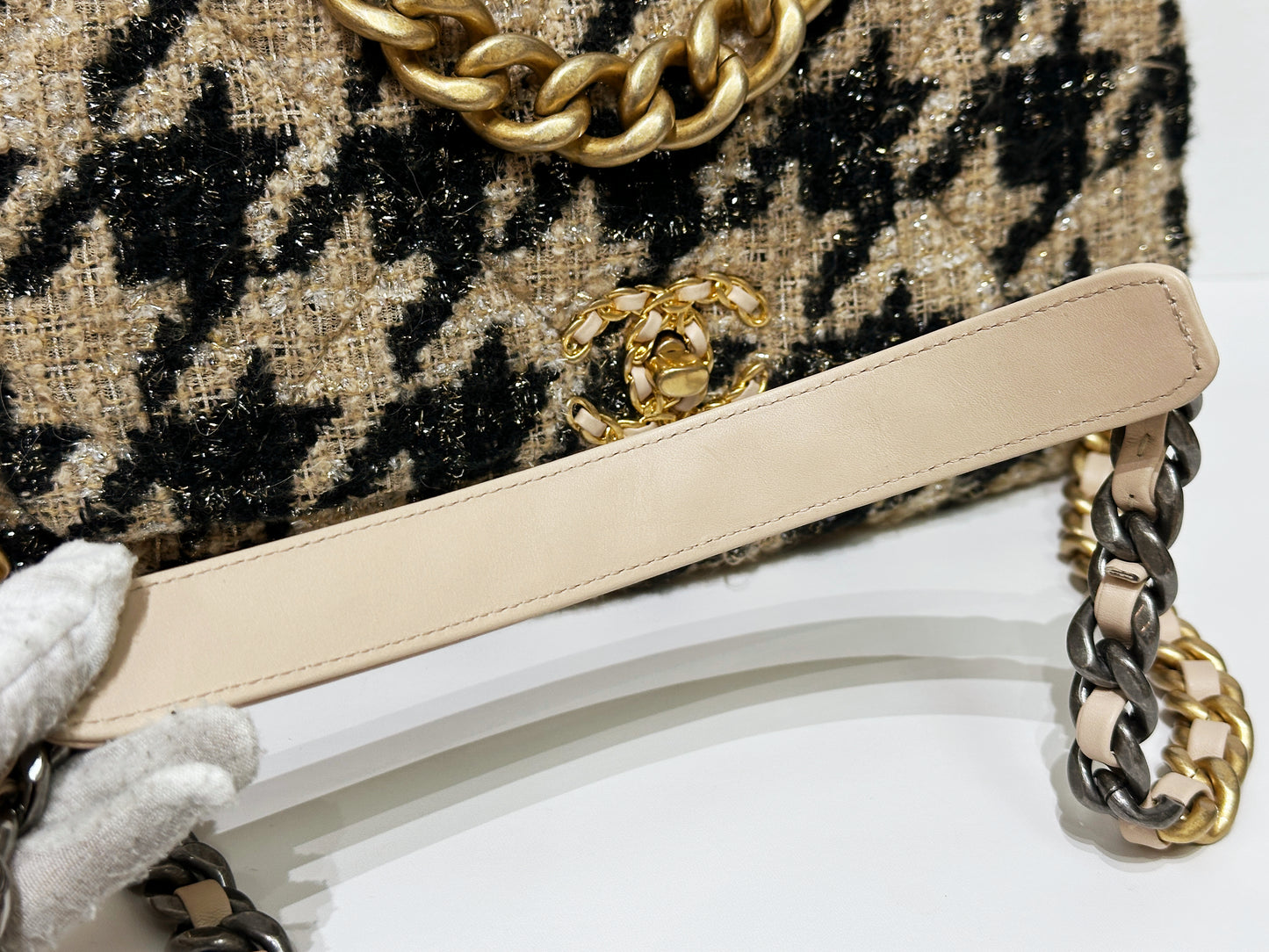 CHANEL 19 Medium Flap Bag in 19K Beige Black Houndstooth Tweed 2863 holo card