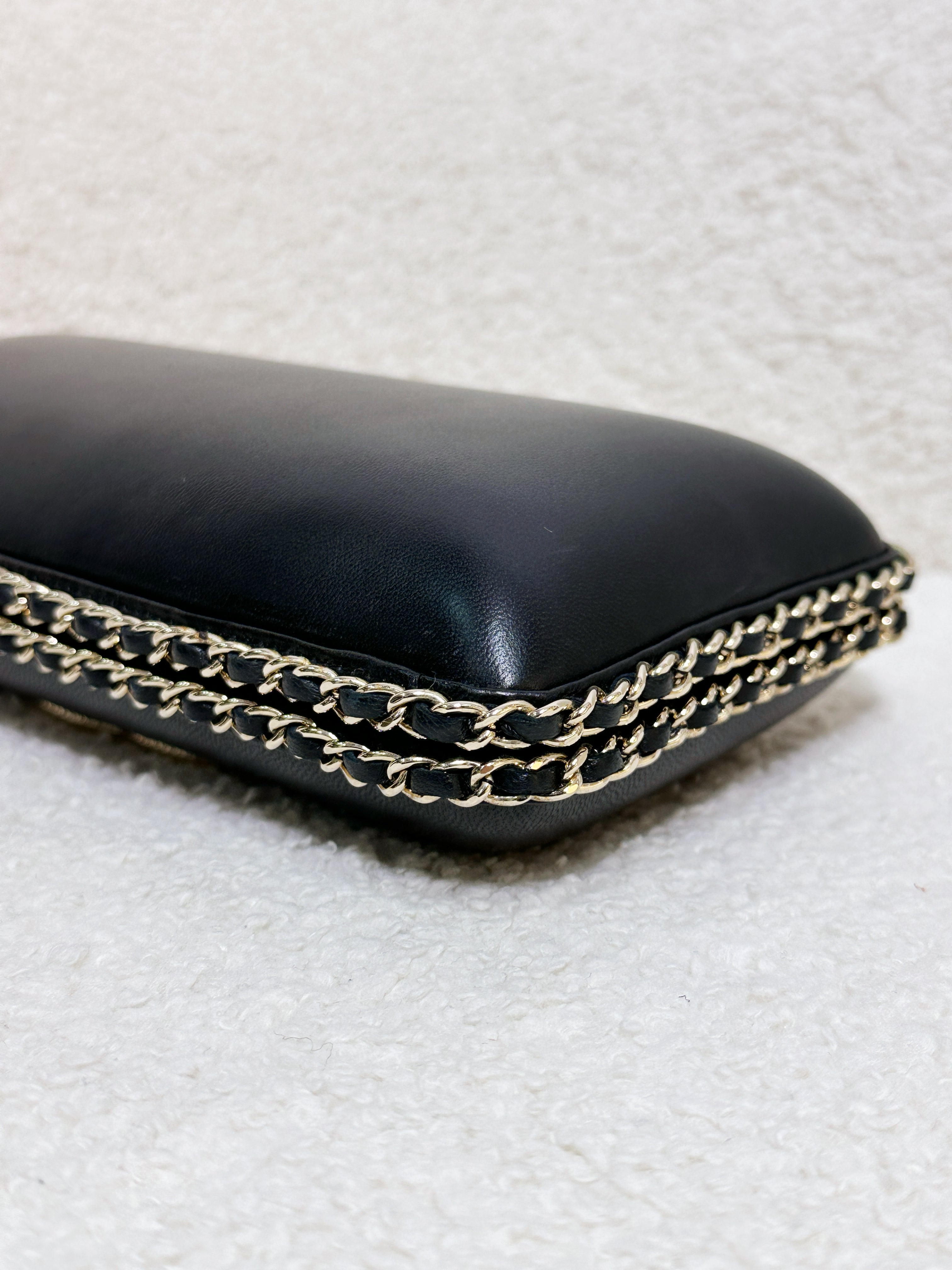 Chanel Black Lambskin Leather Kisslock CC evening Chain Clutch Crossbody 1832 holo