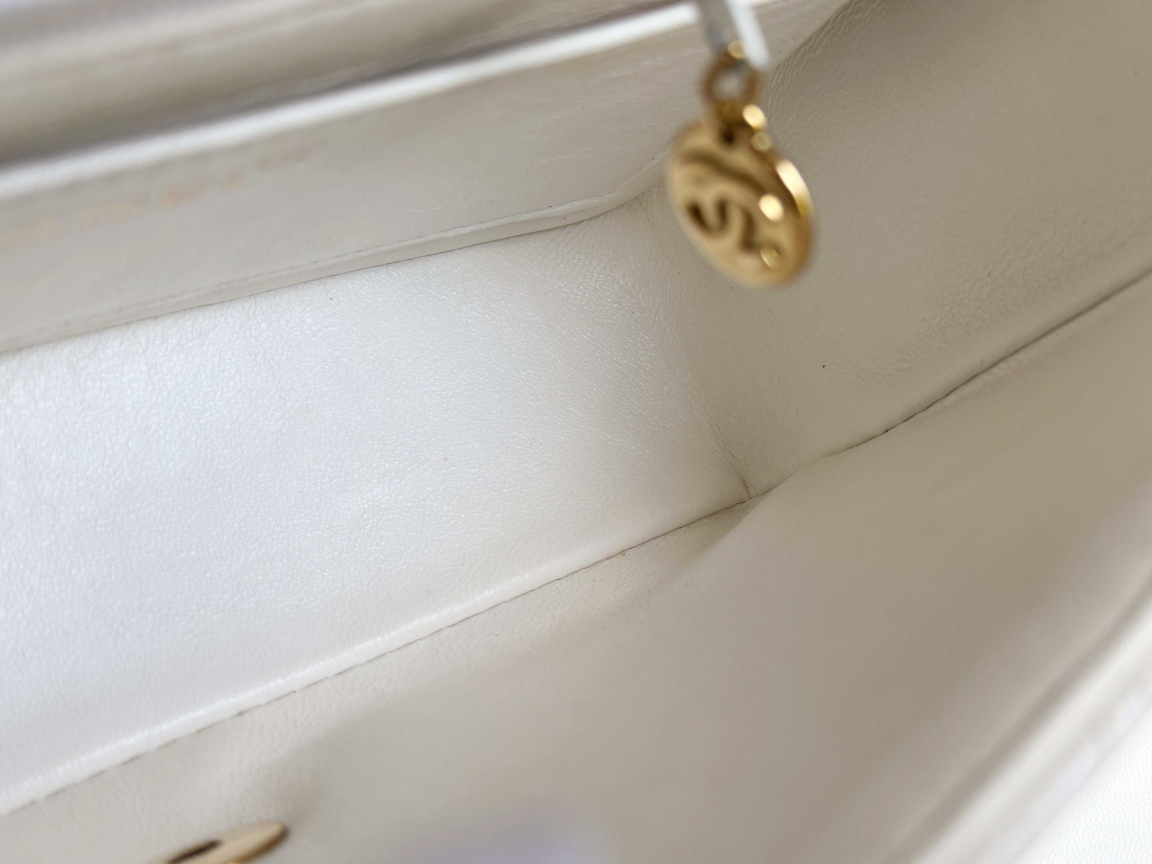 Chanel Vintage Quilted Diana Flap Bag Caviar White 33 holo card