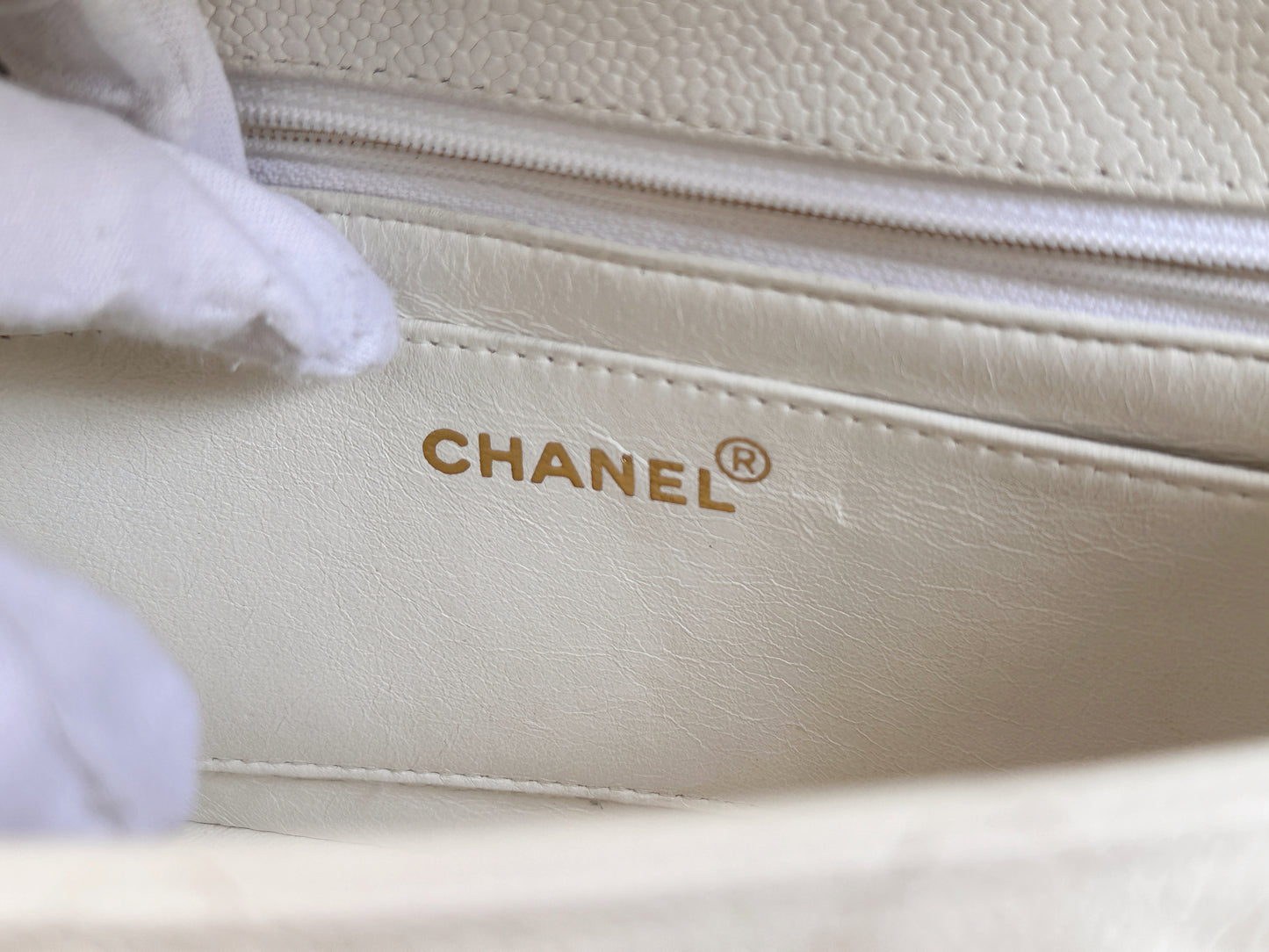 Chanel Vintage Quilted Diana Flap Bag Caviar White 33 holo card