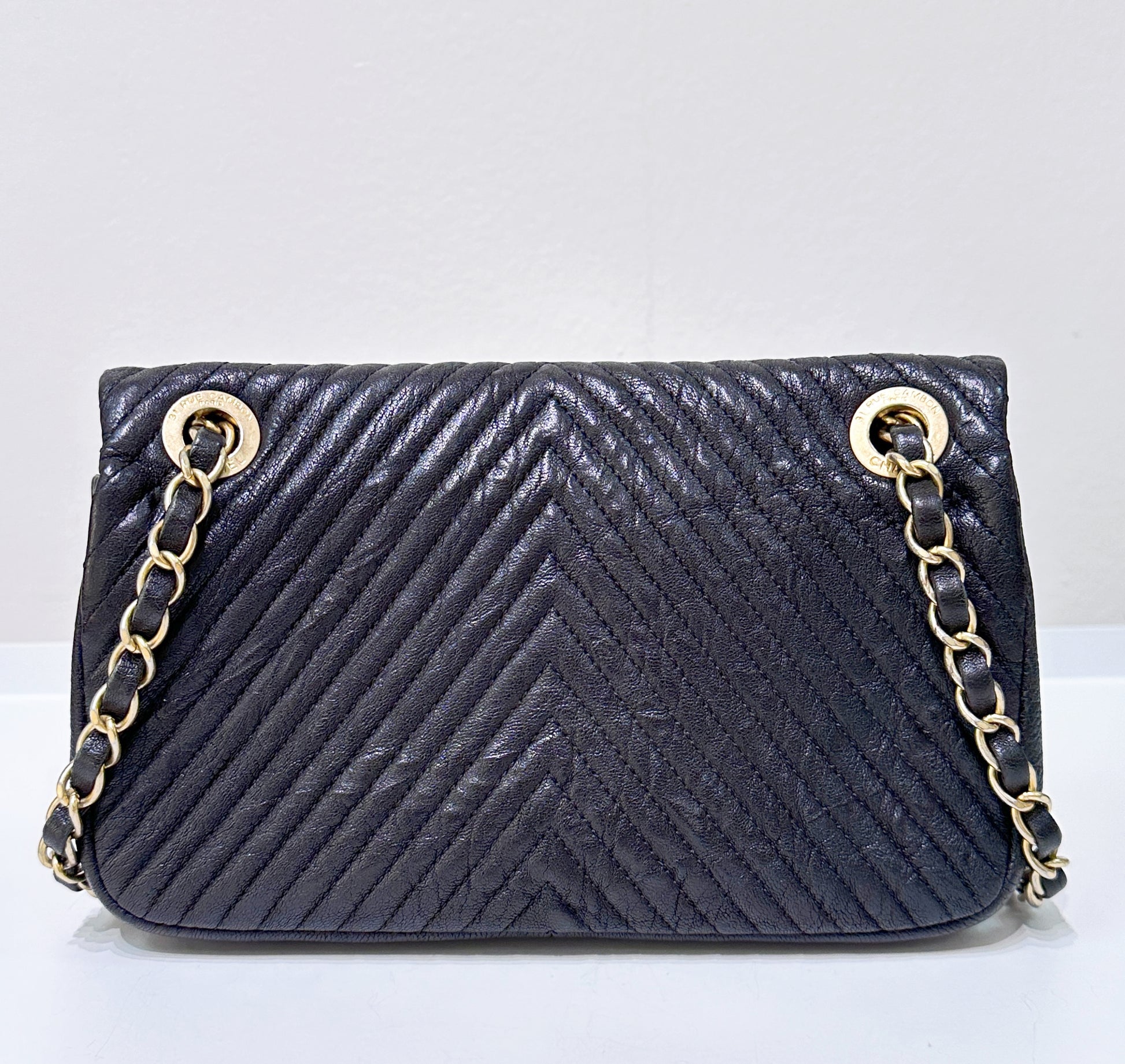Chanel Black Chevron Leather Small Classic Flap Bag – Jemeryluxury