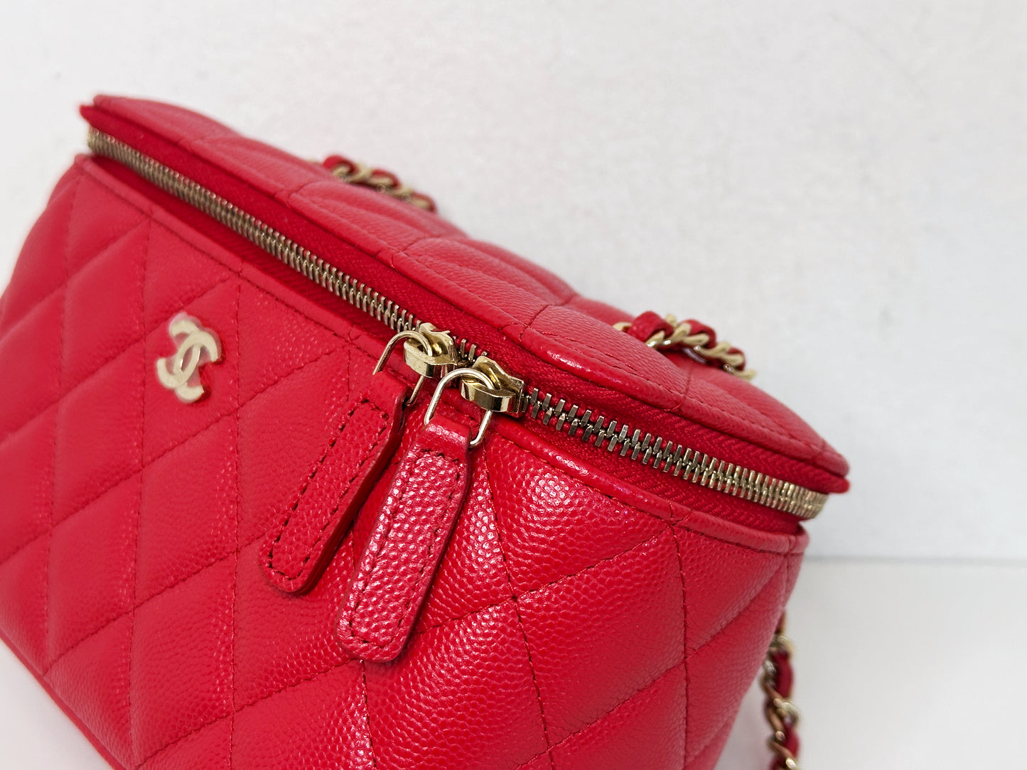 Chanel Caviar Quilted Small Vanity Case With Chain Red 3181 holo card