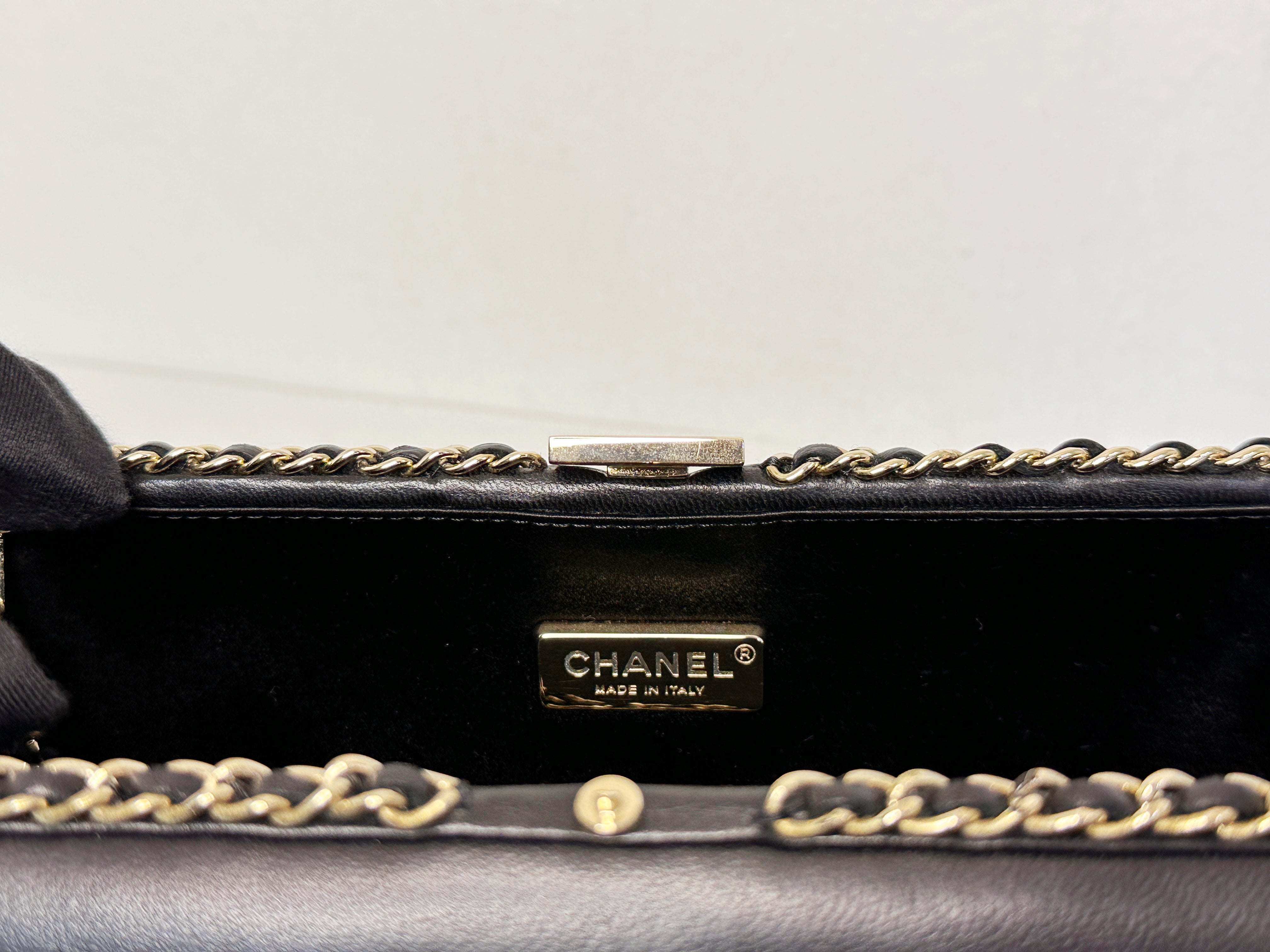 Chanel Black Lambskin Leather Kisslock CC evening Chain Clutch Crossbody 1832 holo