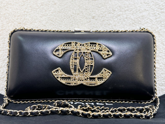 Chanel Black Lambskin Leather Kisslock CC evening Chain Clutch Crossbody 1832 holo