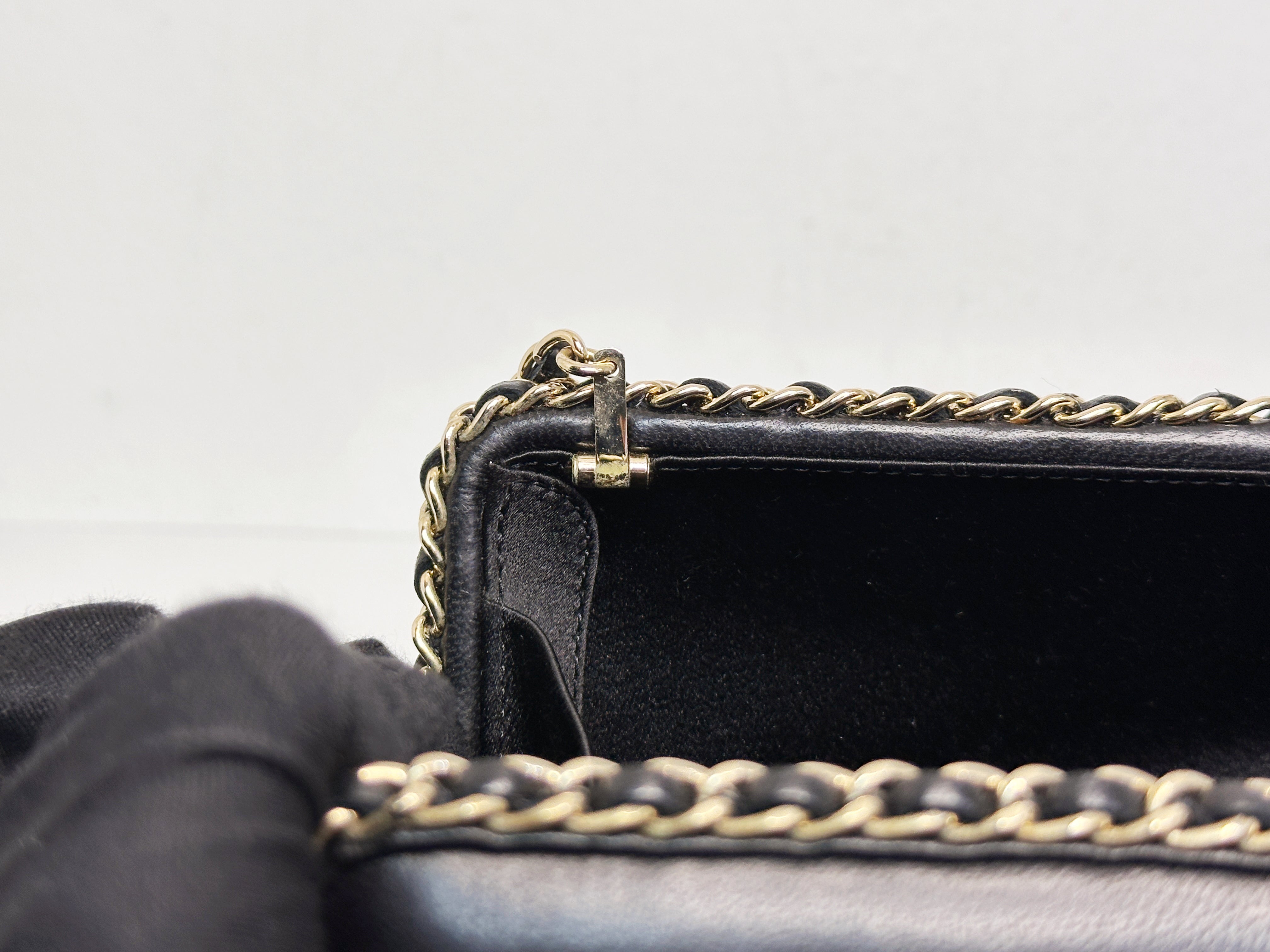 Chanel Black Lambskin Leather Kisslock CC evening Chain Clutch Crossbody 1832 holo