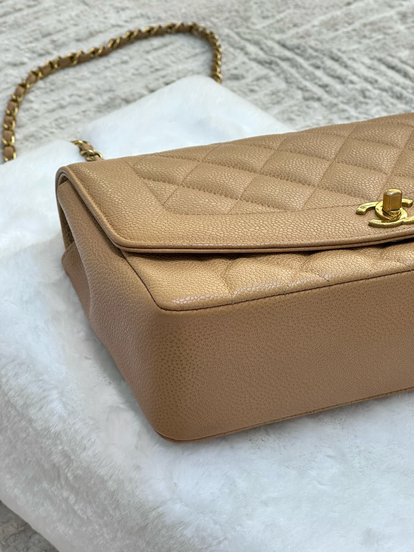 Chanel Vintage Medium Diana Flap Bag Beige Caviar Gold Hardware 29 holo