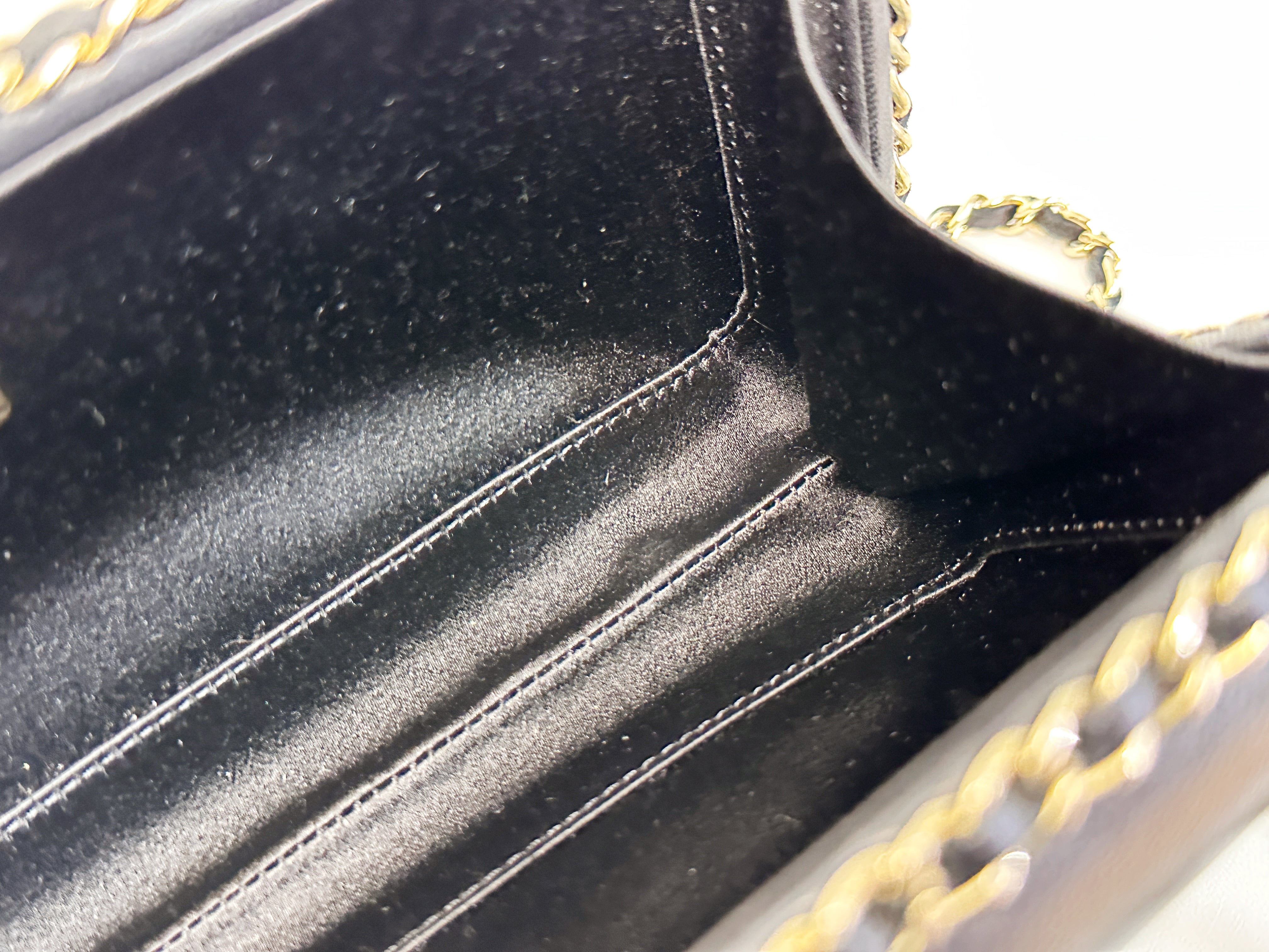 Chanel Black Lambskin Leather Kisslock CC evening Chain Clutch Crossbody 1832 holo