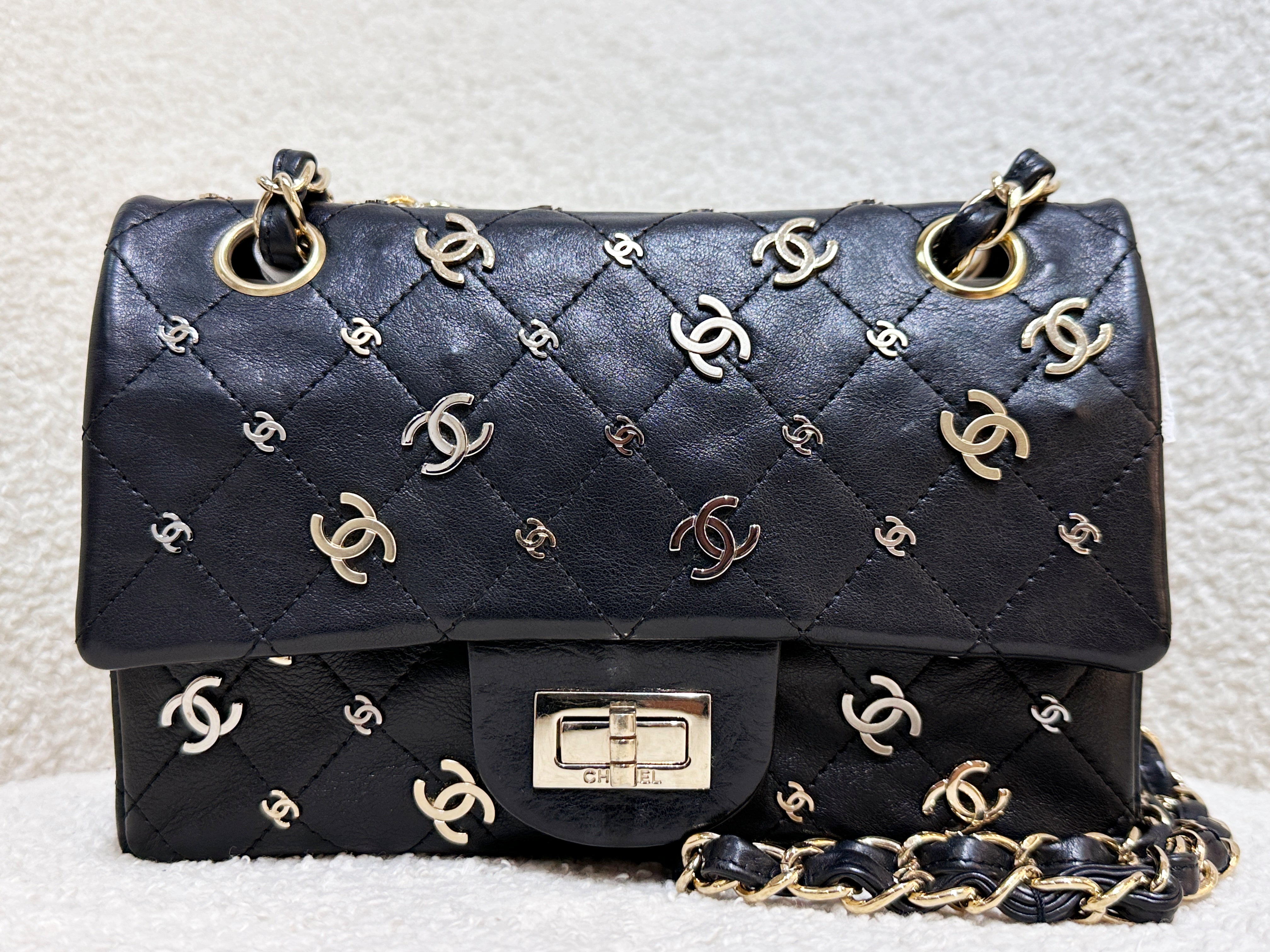 Preloved Authentic 
ChanelBlack Quilted Calfskin 2.55 Reissue 224 Punk CC Charm Flap Gold Hardware, 2007