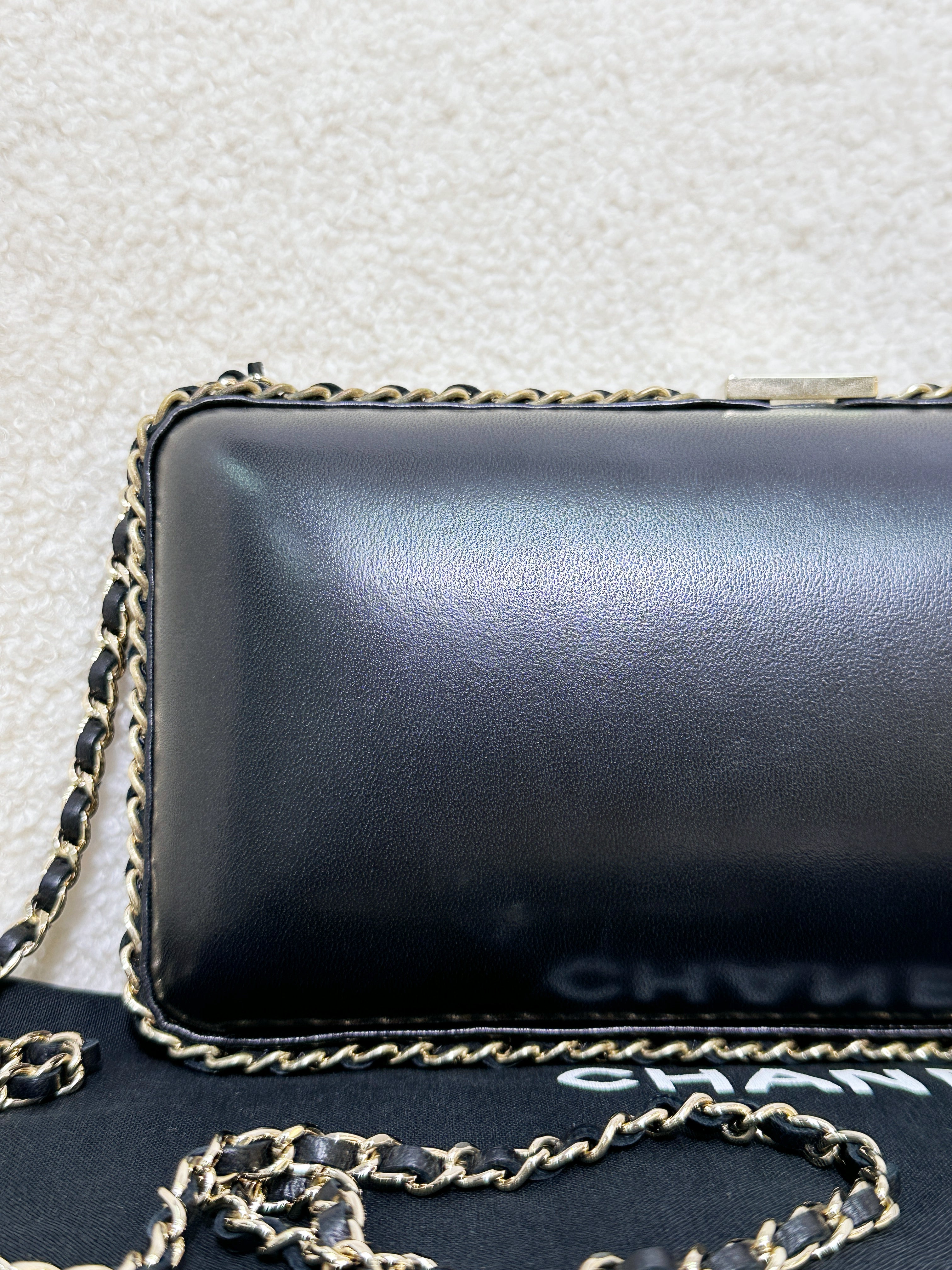 Chanel Black Lambskin Leather Kisslock CC evening Chain Clutch Crossbody 1832 holo